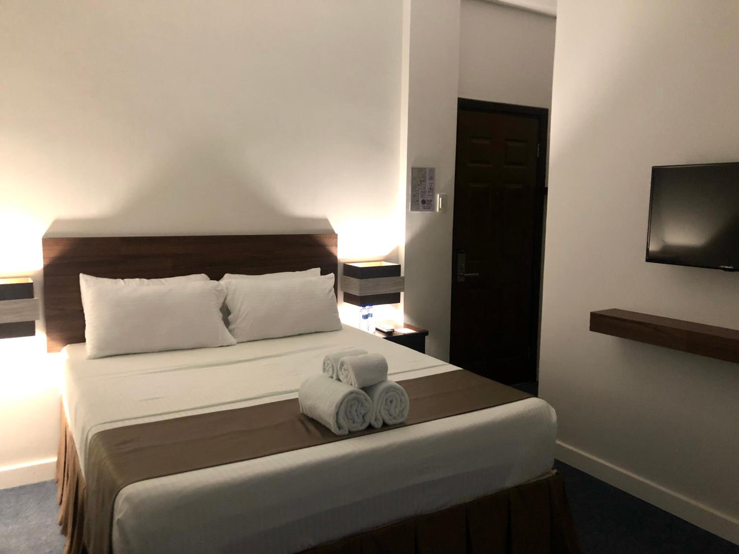 Deluxe Double Room (2 Adults + 1 Child) - Photo 2