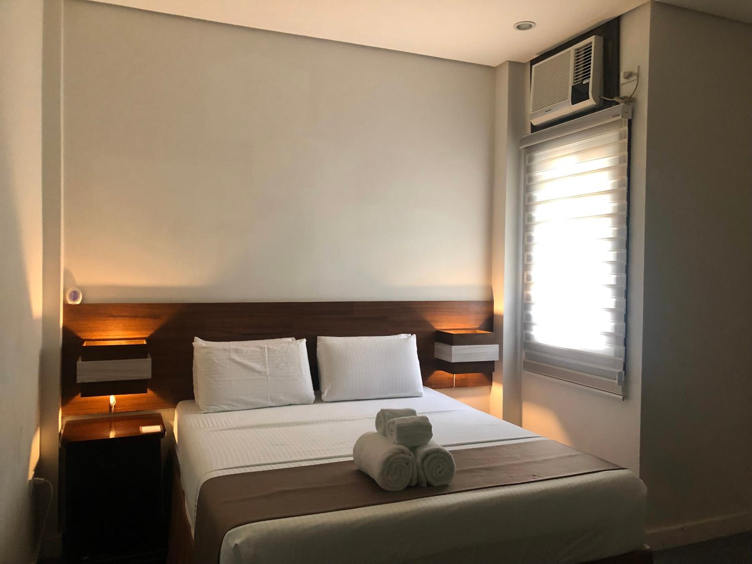 Deluxe Double Room (2 Adults + 1 Child) - Photo 1