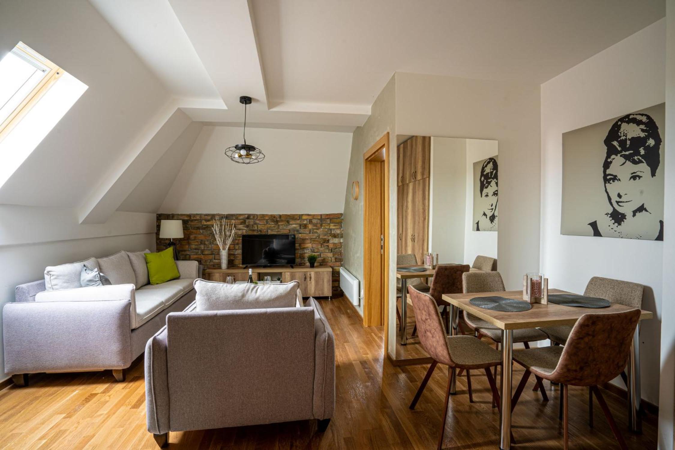 Deluxe Queen Suite - Photo 25