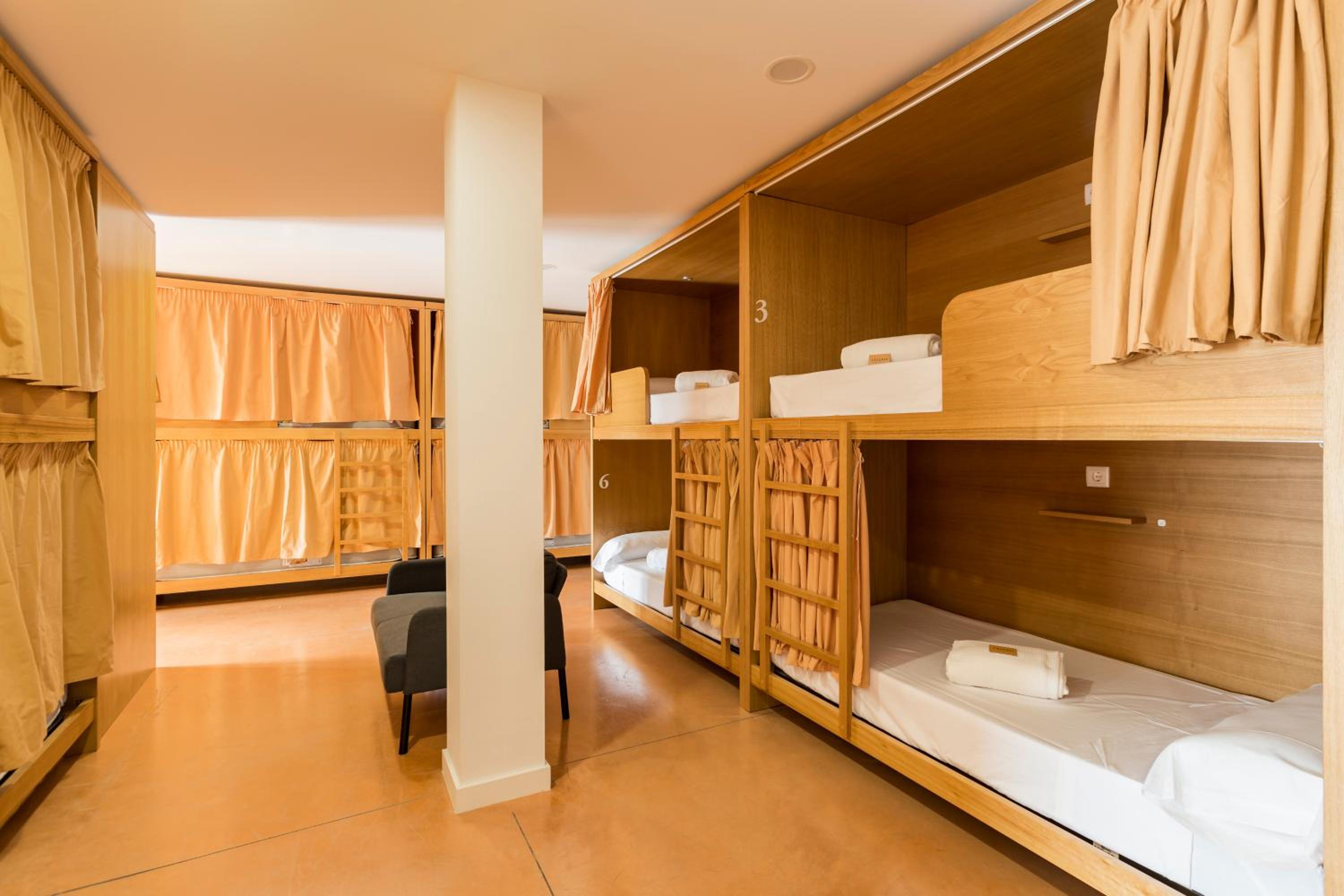 Cama literas en habitación compartida mixta
