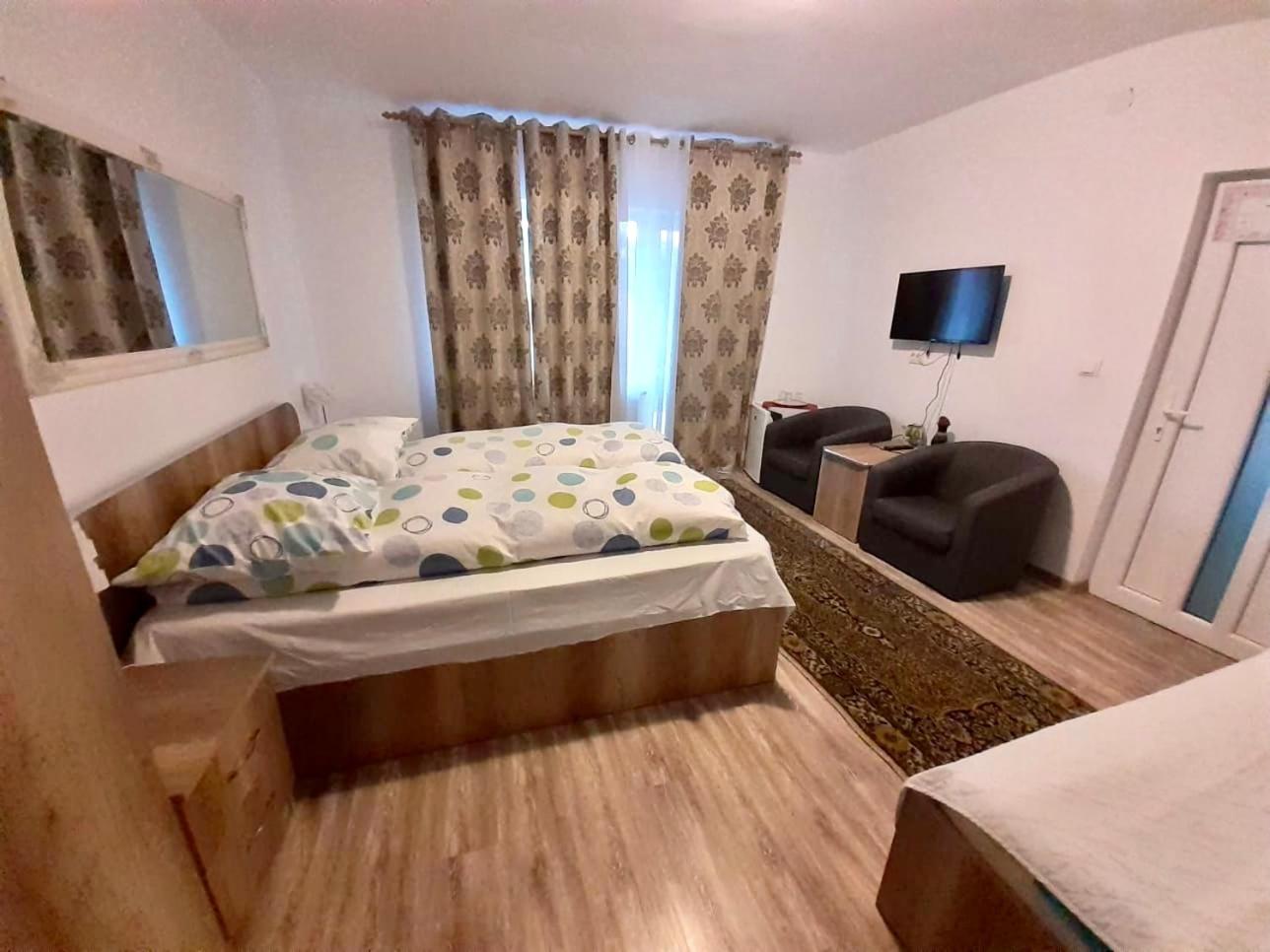 Family Room with Balcony photo 3