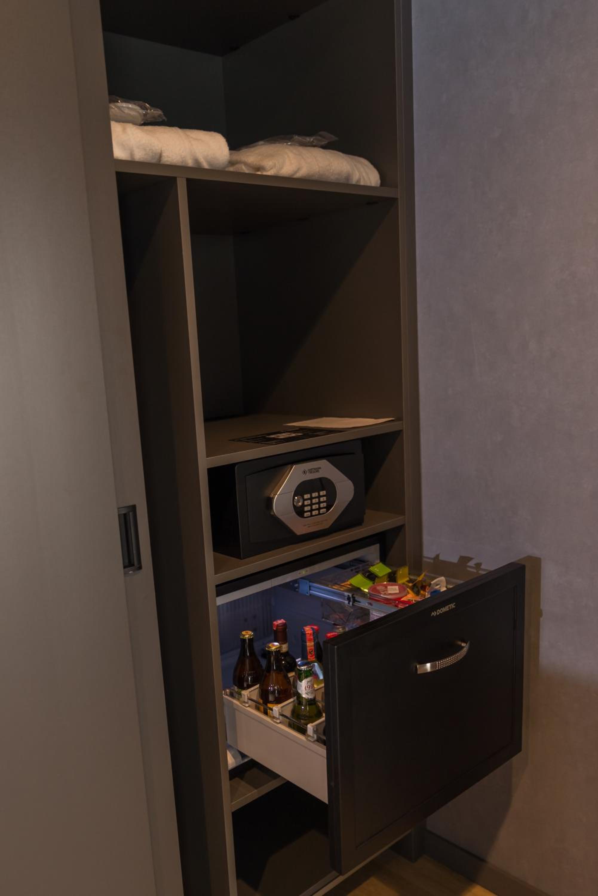 Deluxe King Room photo 2