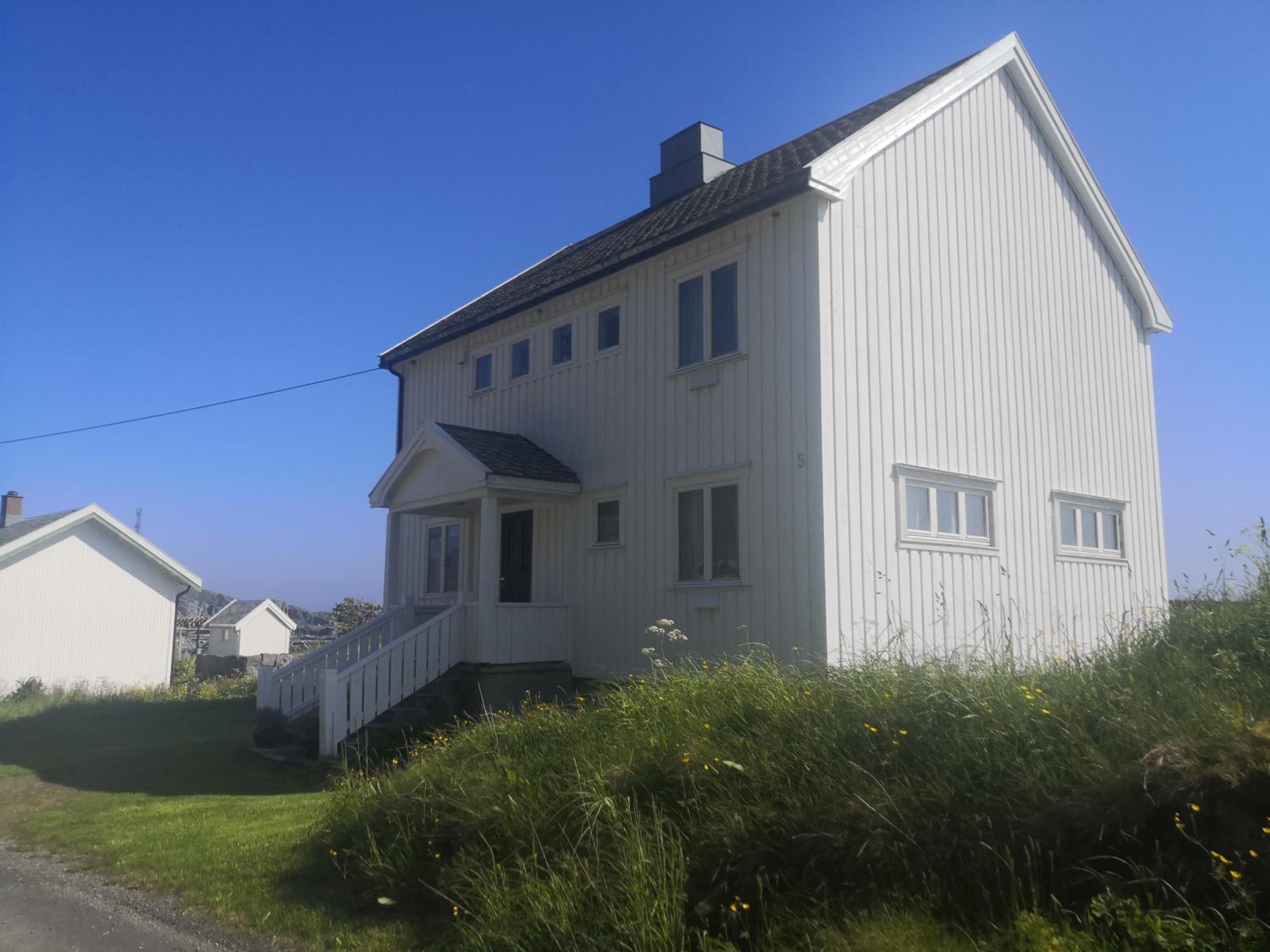 Four-Bedroom House - Photo 28