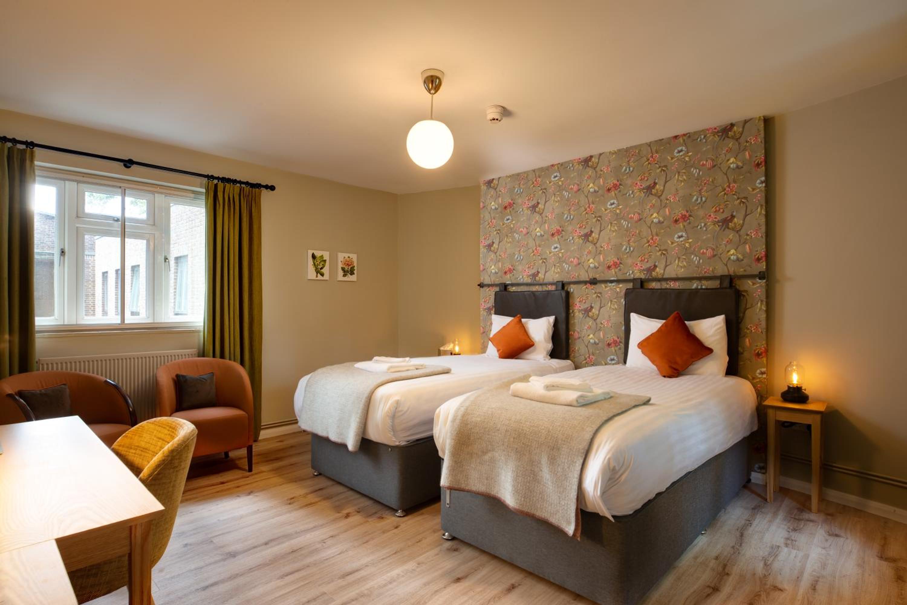 Twin Room thumbnail 5
