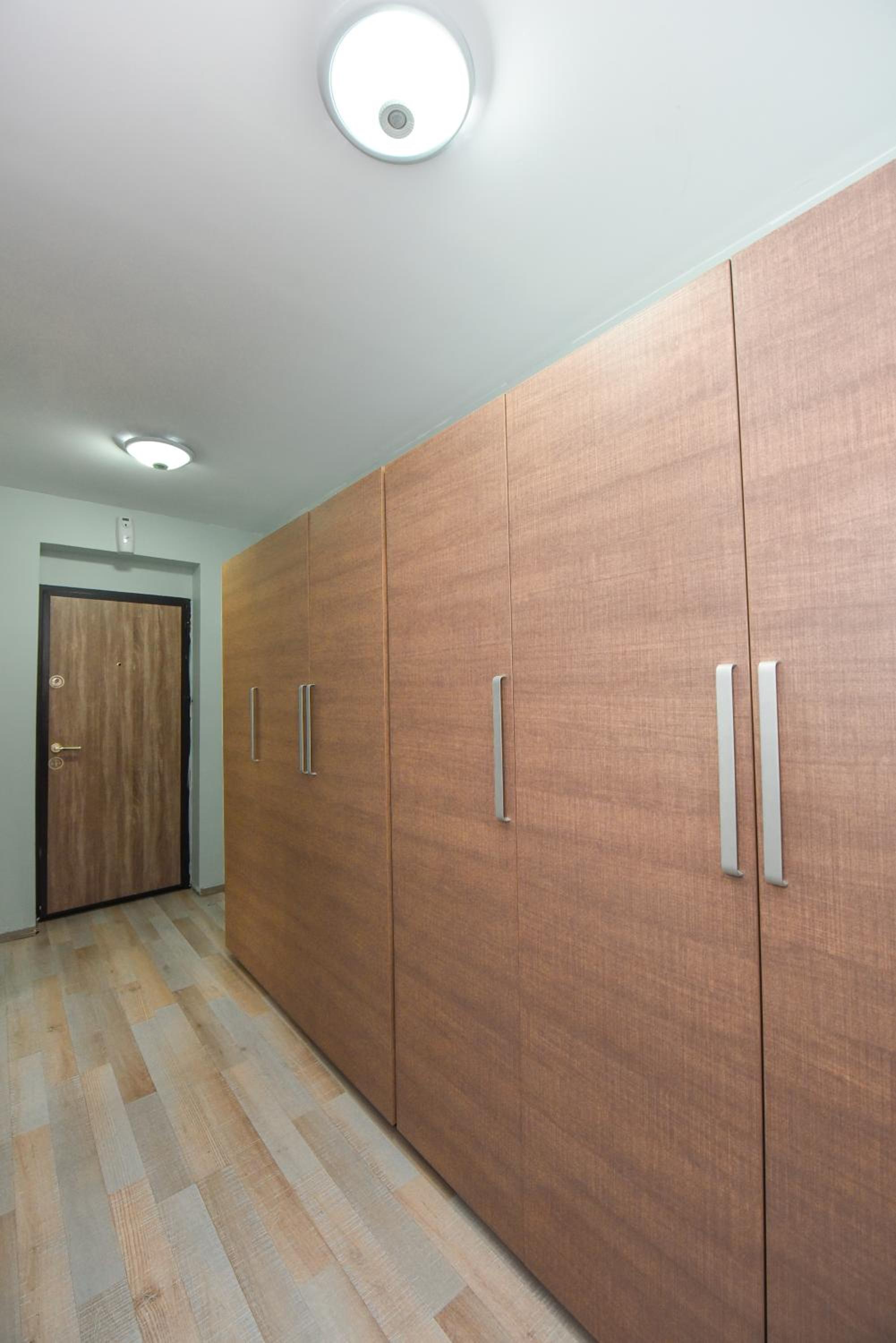Three-Bedroom Apartment with Balcony - Photo 11