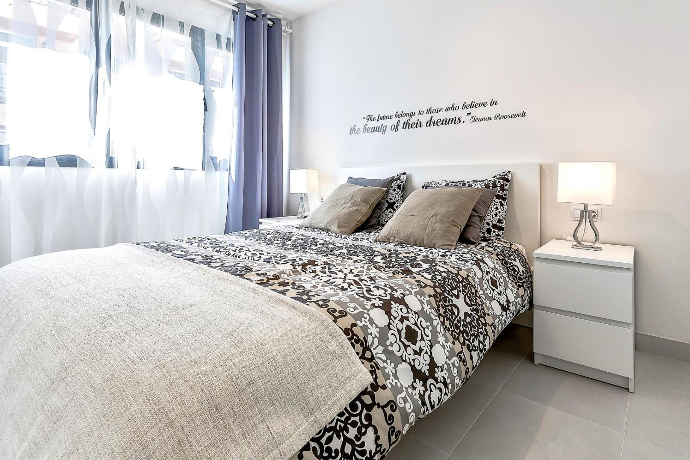 Apartamento de tres habitaciones con balcón