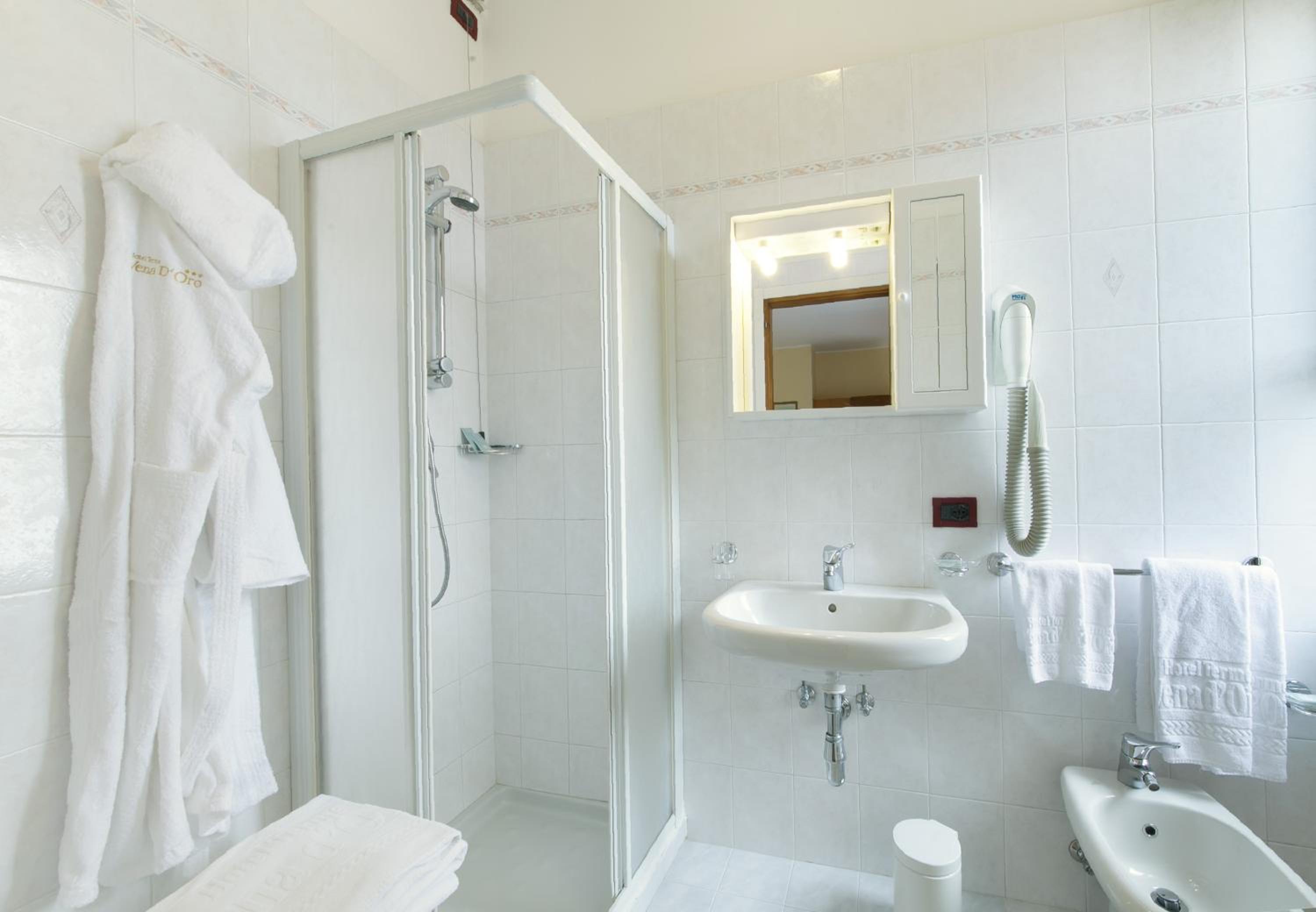 Double or Twin Room with Balcony - Photo 3