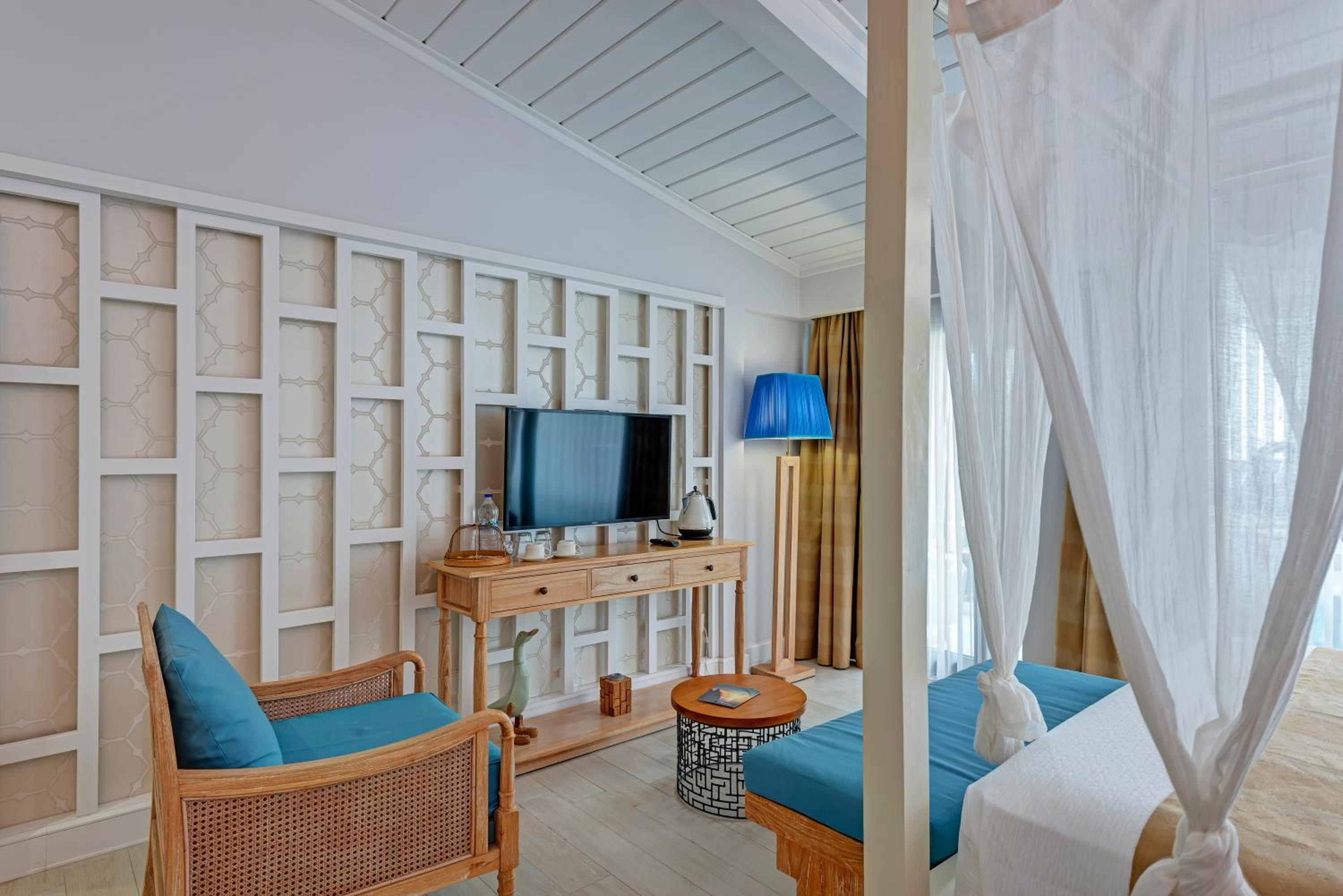 Deluxe Double Room with Side Sea View photo 1
