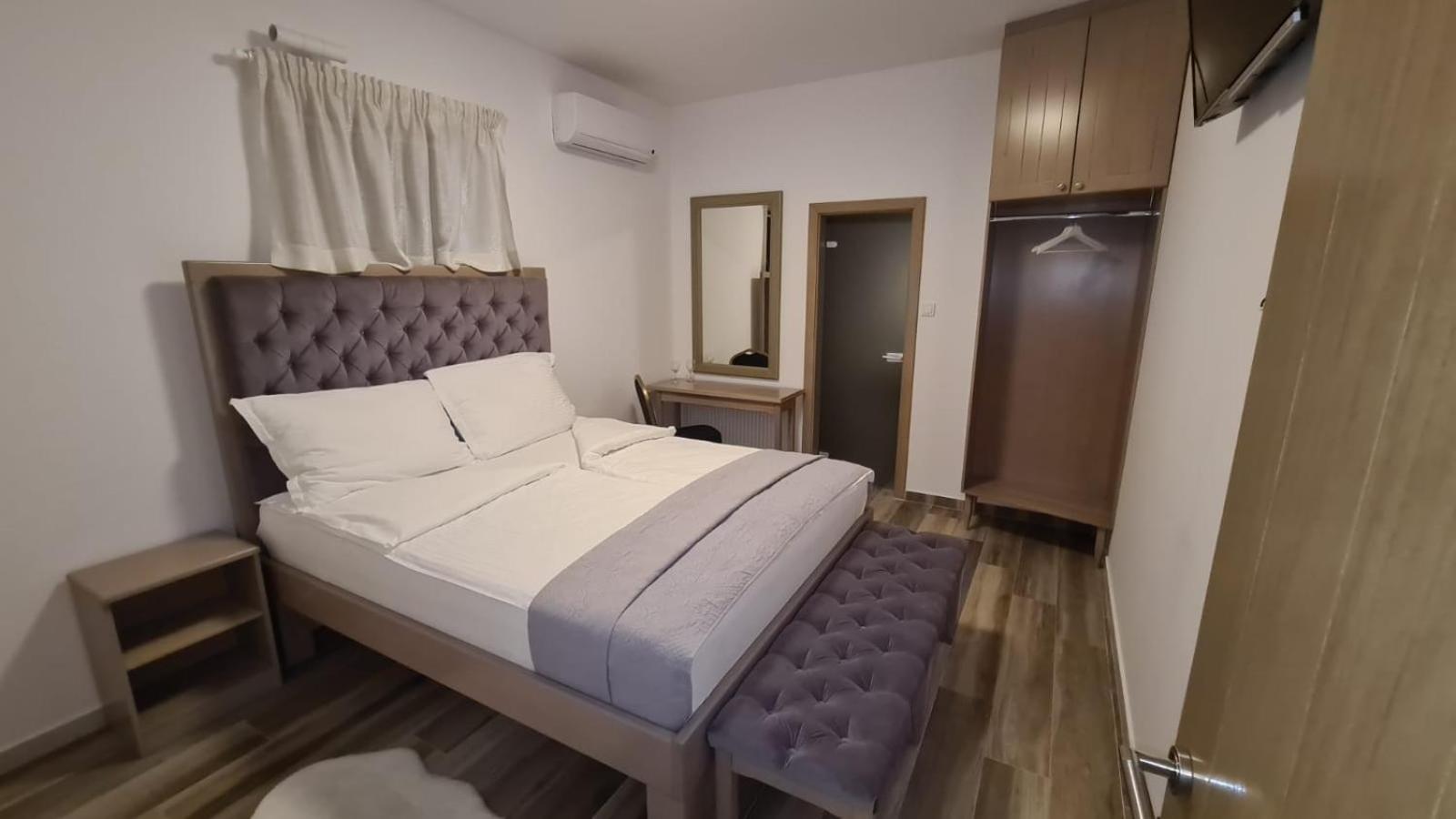Double Room - Photo 2