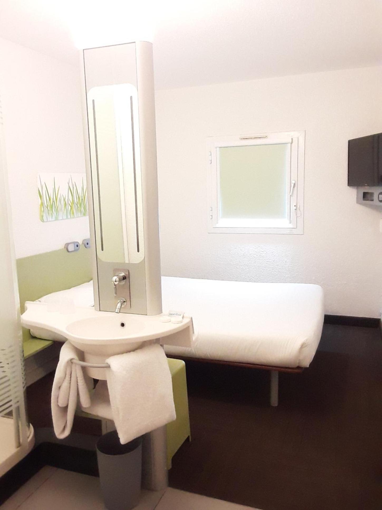 Standard Double Room (Nonsmoking) photo 2