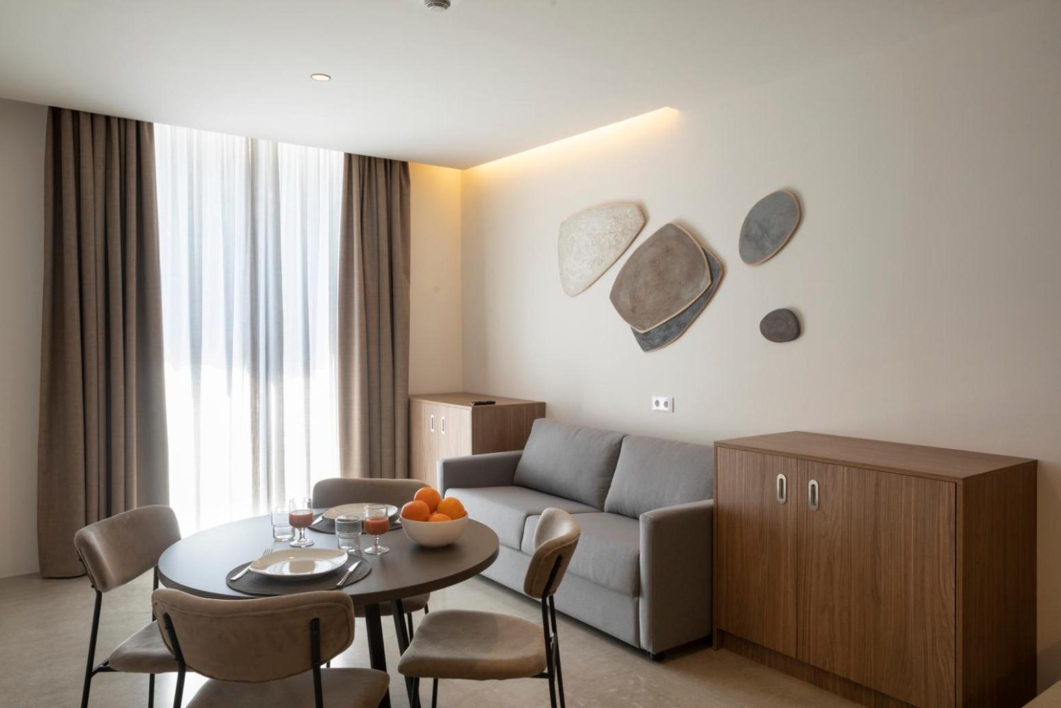 One-Bedroom Apartment - Photo 3