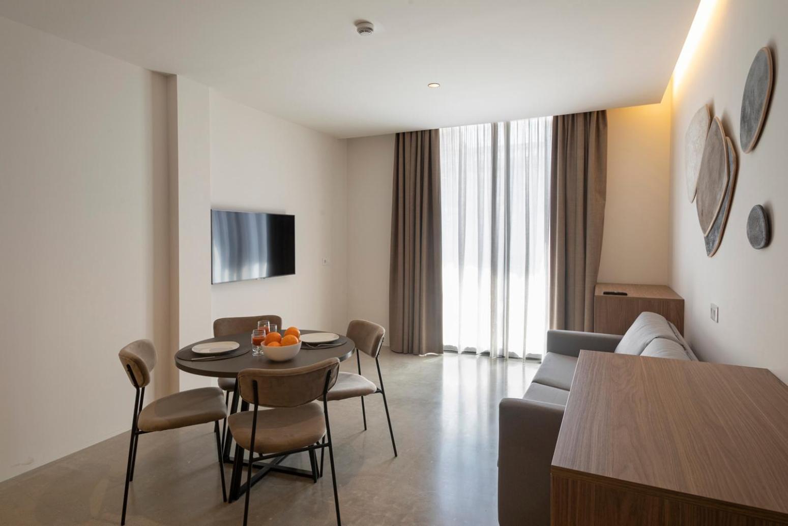 One-Bedroom Apartment - Photo 2