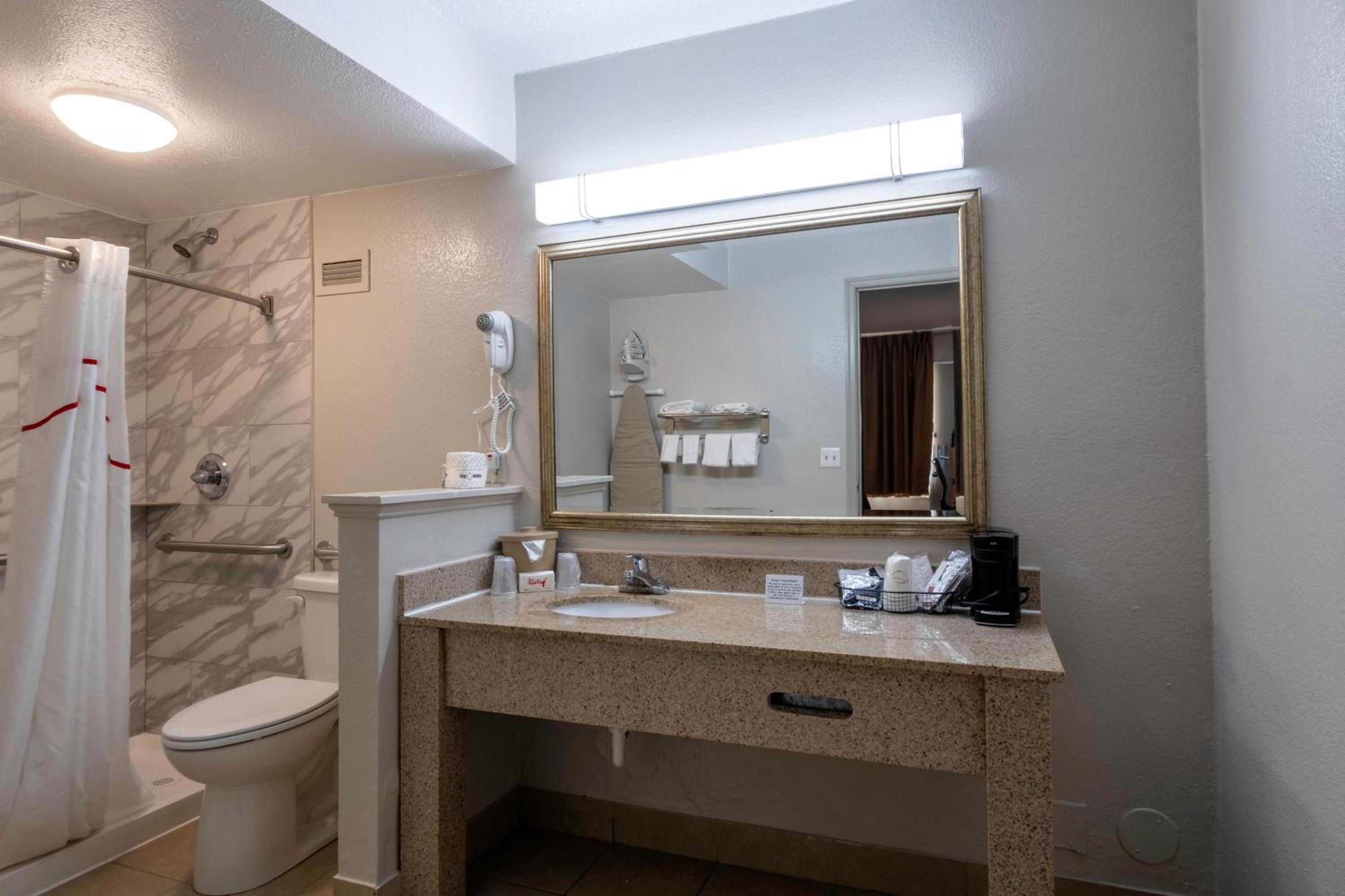 Superior King Room Disability Access Walk-In Shower Smoke Free - Photo 6