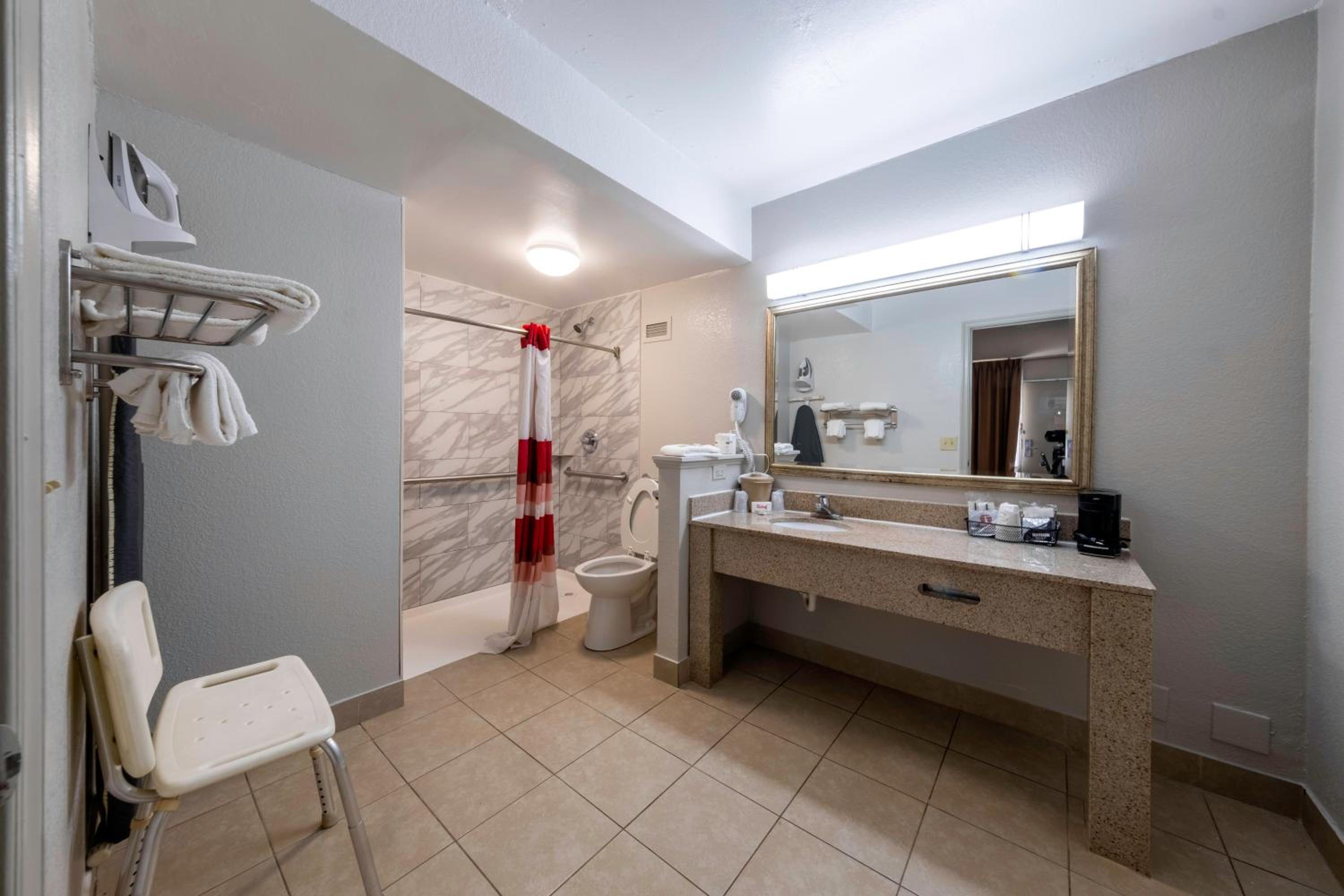 Superior King Room Disability Access Roll-In Shower Smoke Free - Photo 3