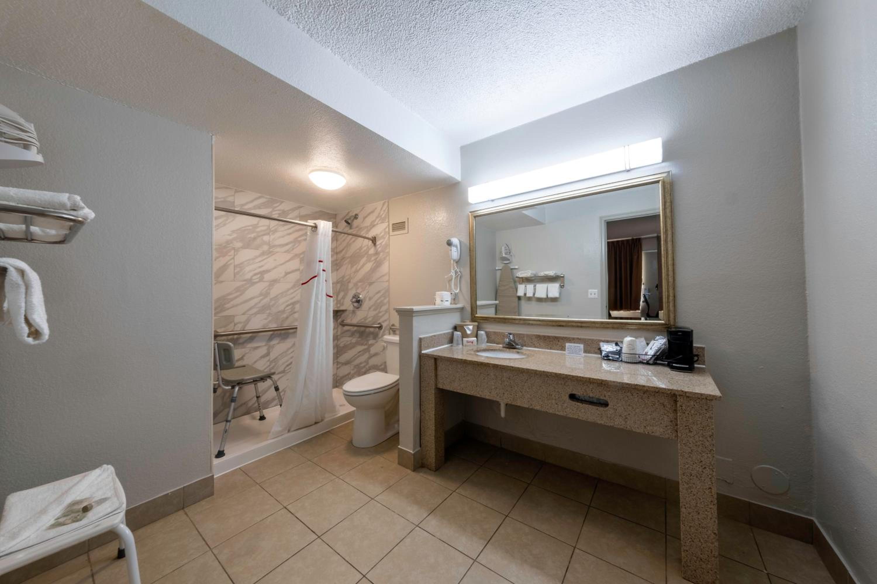 Superior King Room Disability Access Walk-In Shower Smoke Free - Photo 8