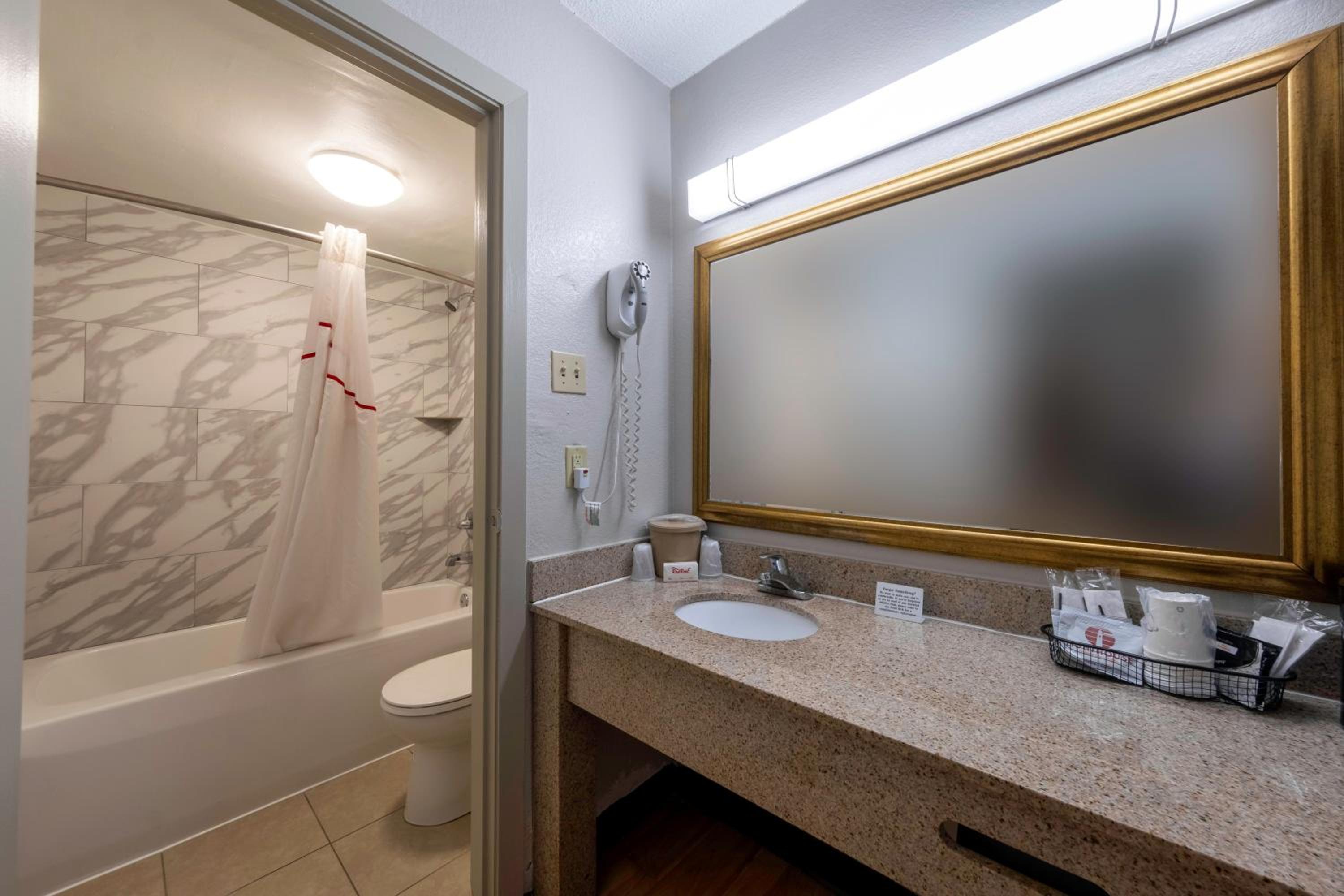 Deluxe King Room with Spa Bath Smoke Free - Photo 10