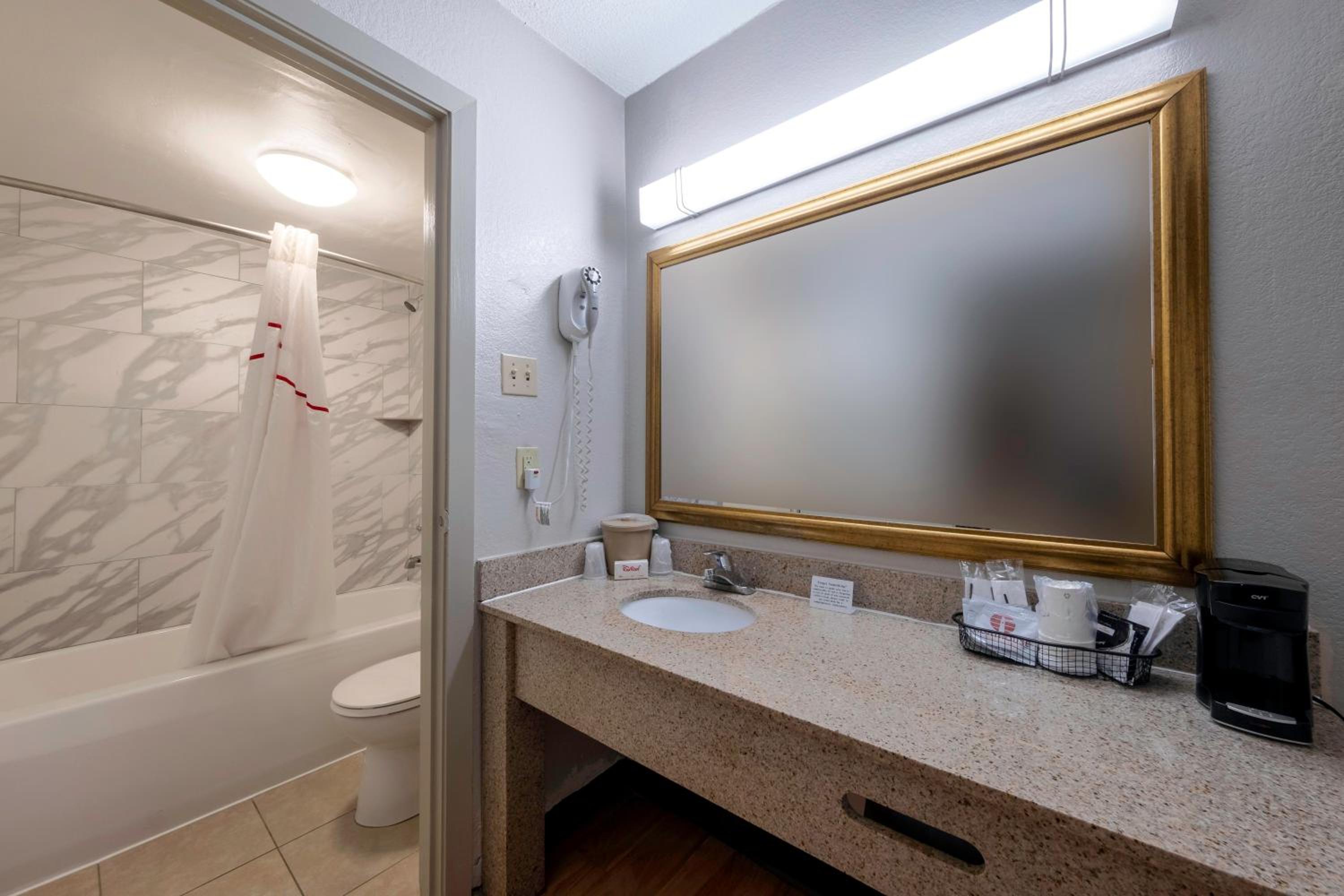 Deluxe King Room with Spa Bath Smoke Free - Photo 11