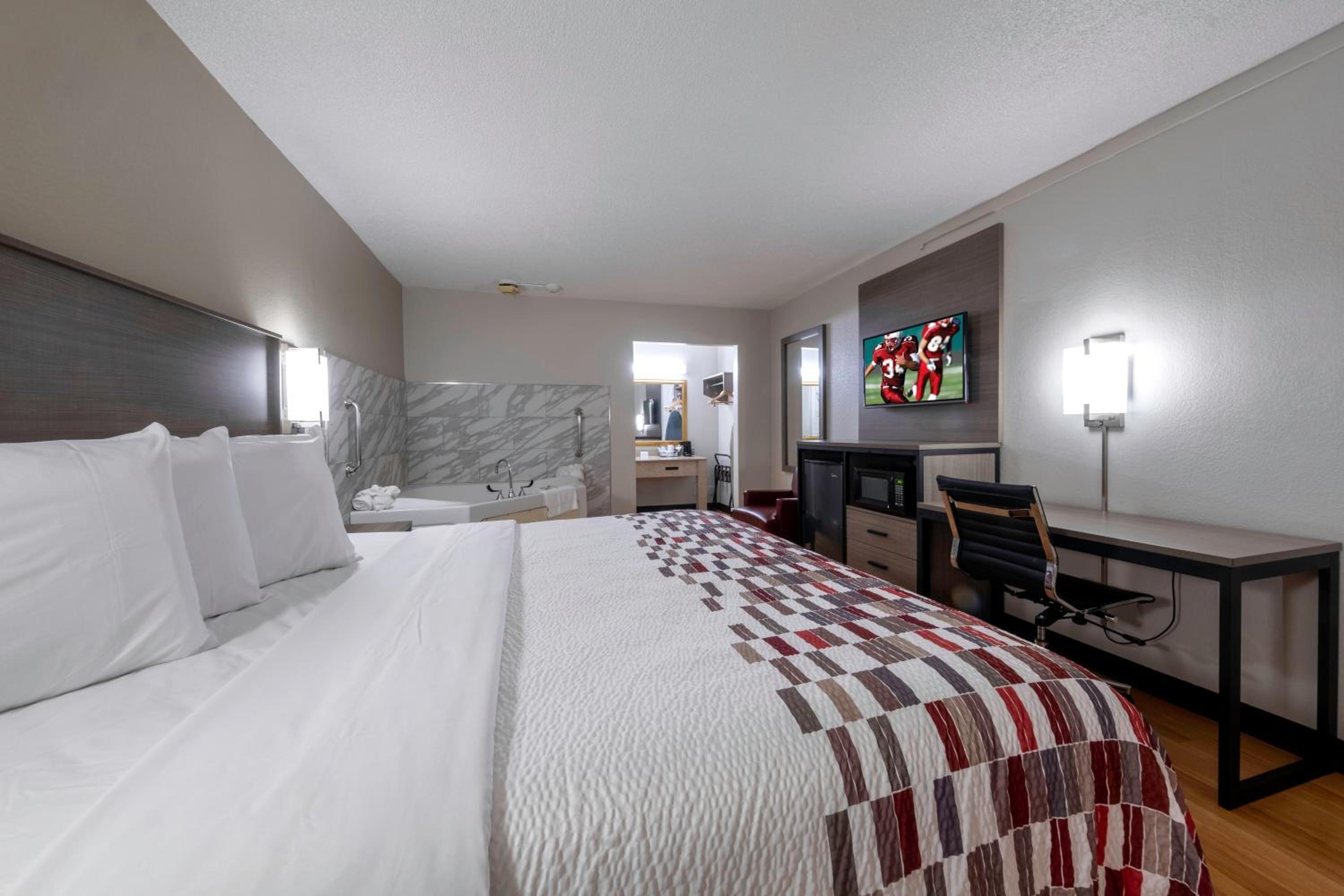 Deluxe King Room with Spa Bath Smoke Free - Photo 2