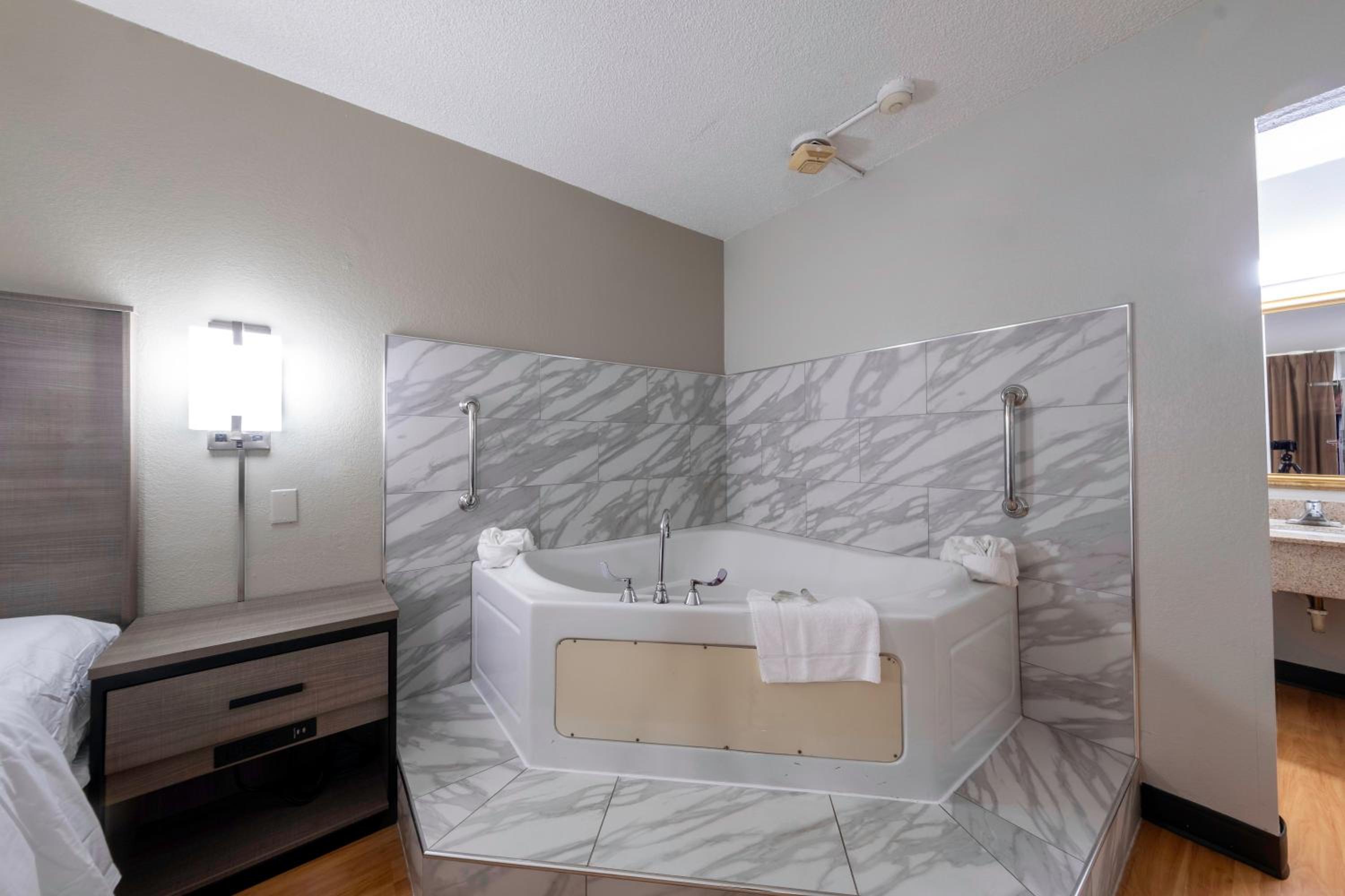 Deluxe King Room with Spa Bath Smoke Free - Photo 9