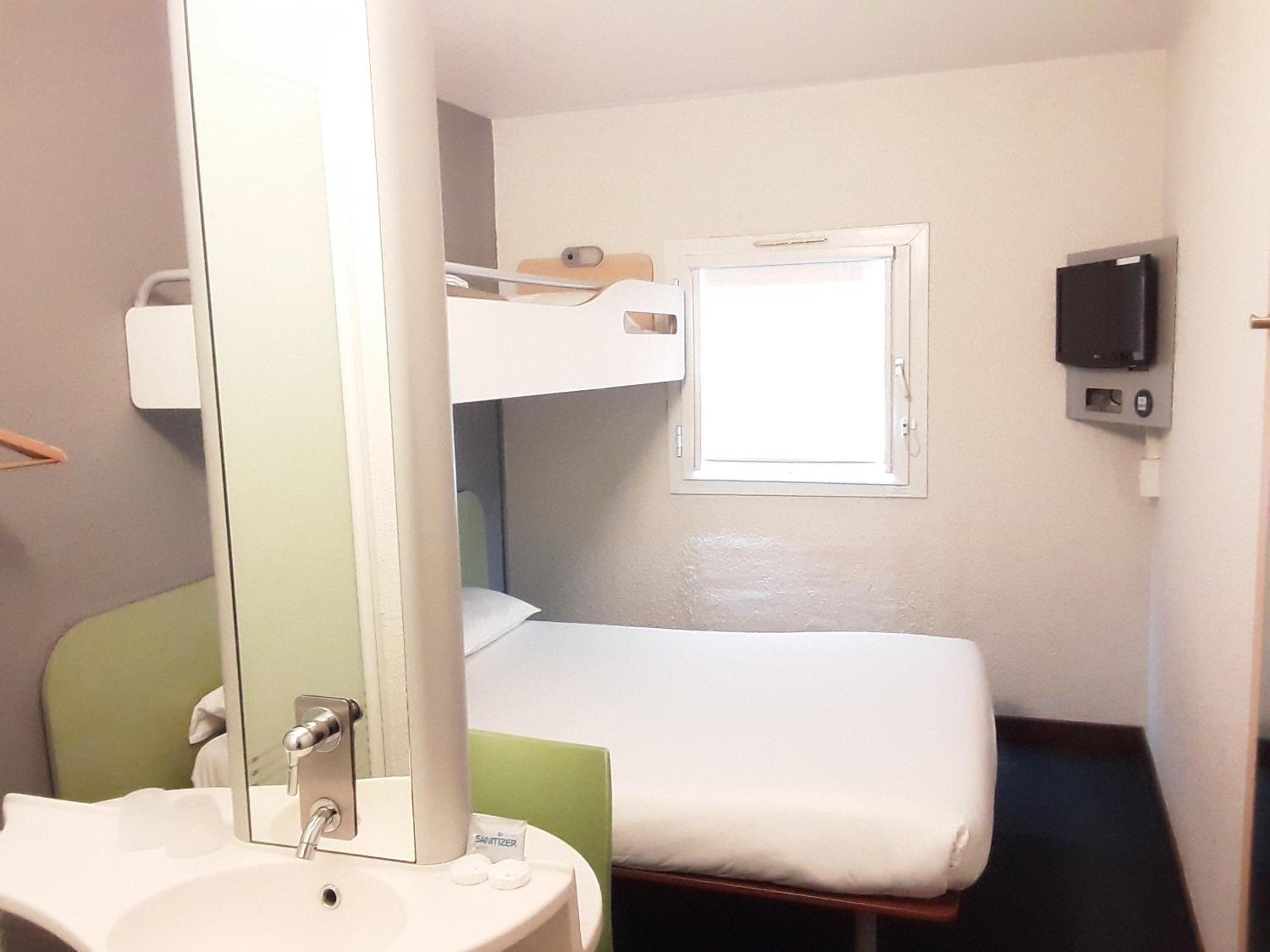 Standard Triple Room (Smoking) photo 1