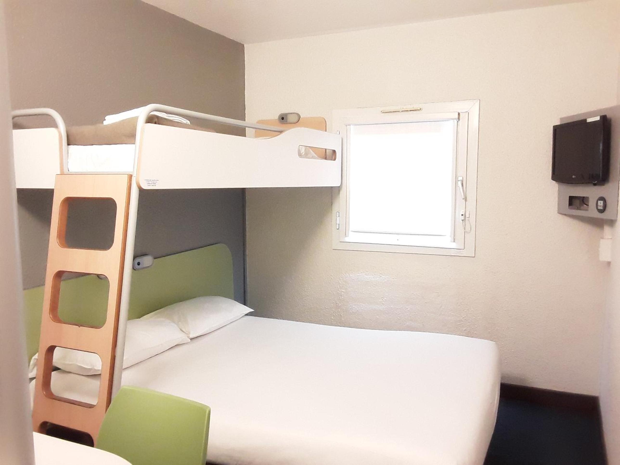 Standard Triple Room (Smoking) photo 3
