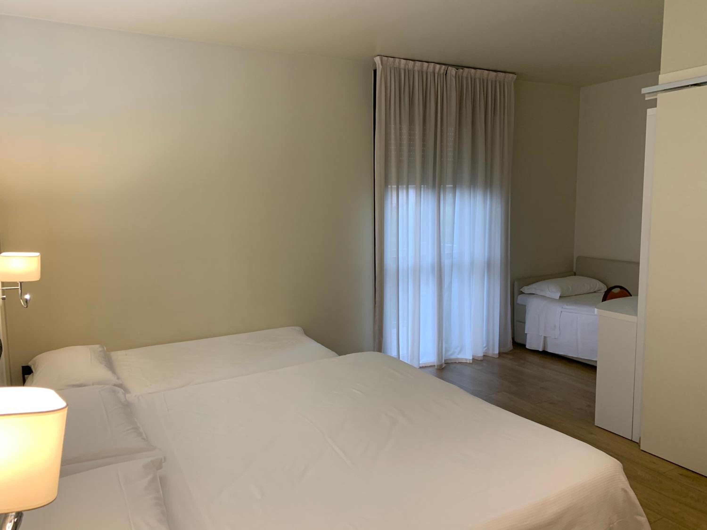 Quadruple Room - Disability Access - Photo 1