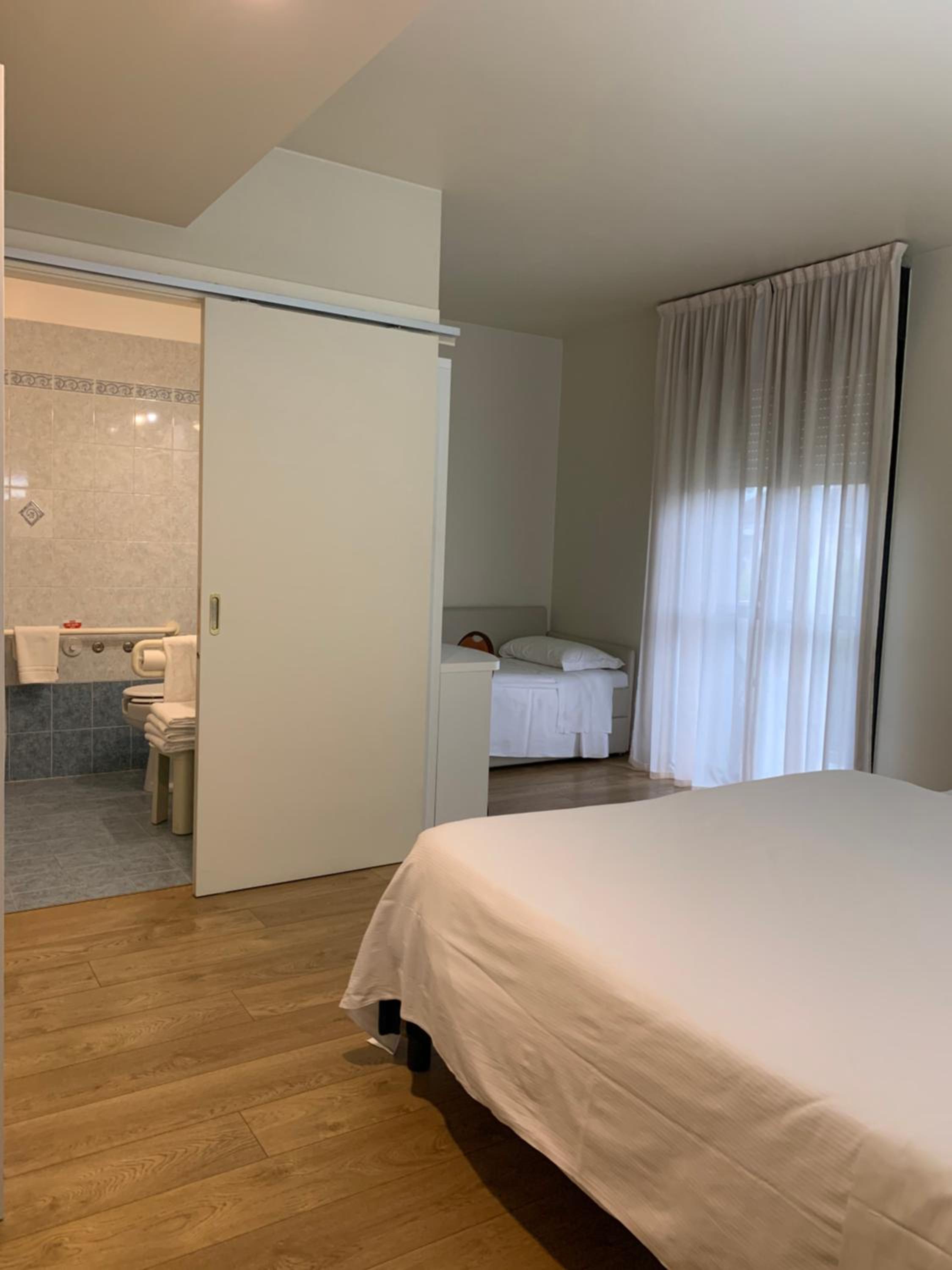 Quadruple Room - Disability Access - Photo 5