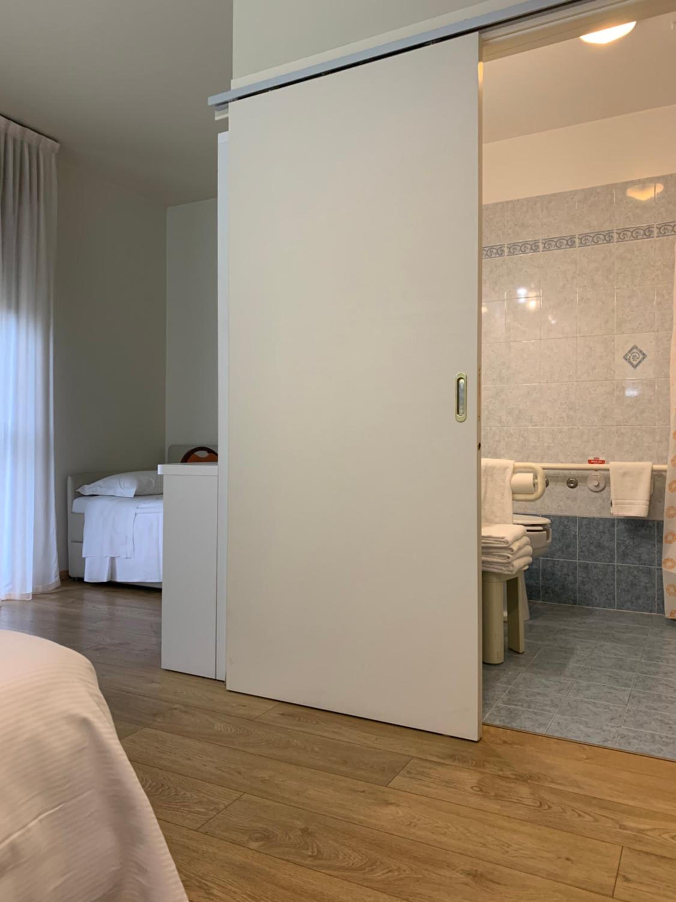 Quadruple Room - Disability Access - Photo 3