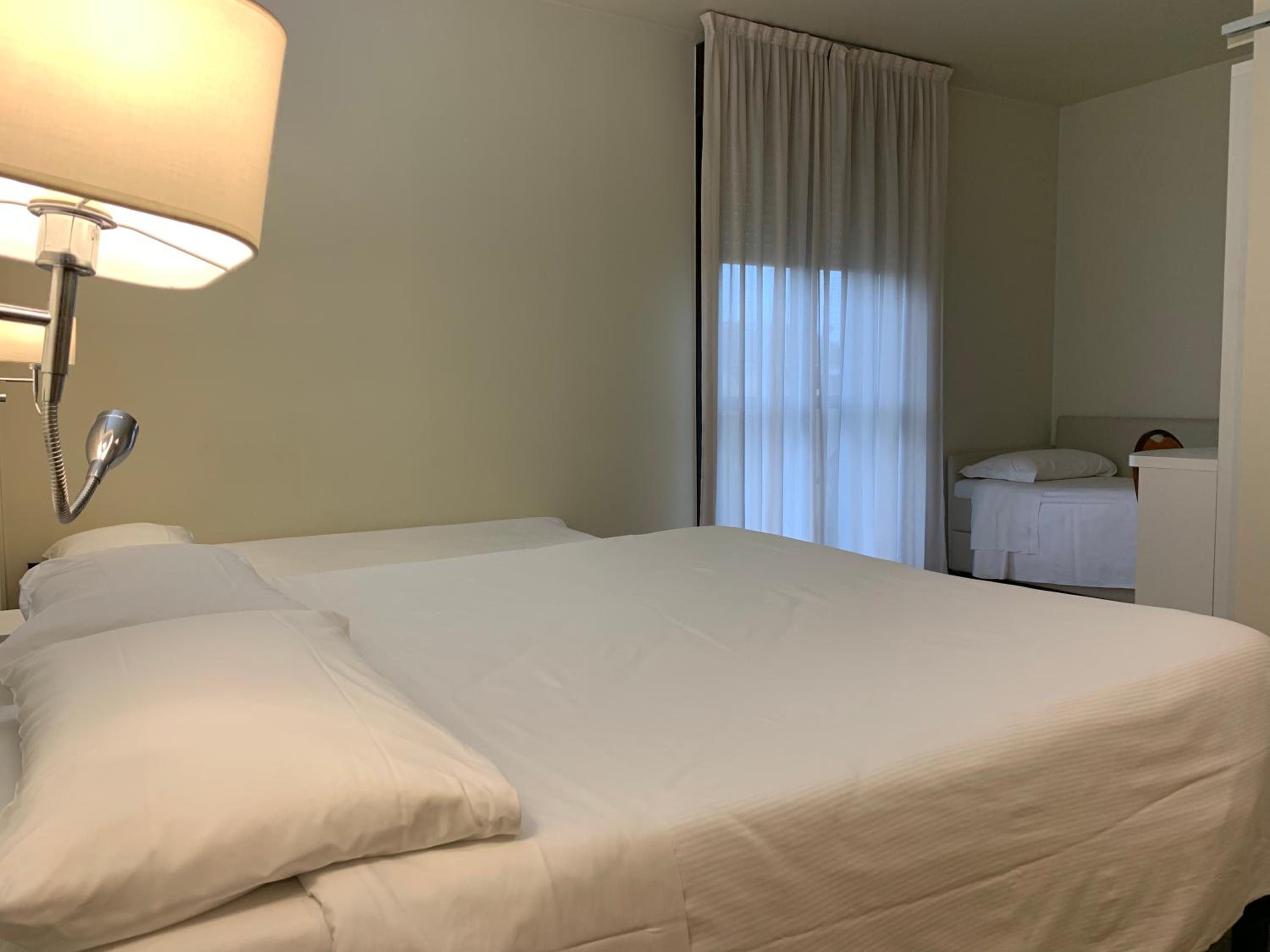 Quadruple Room - Disability Access - Photo 7