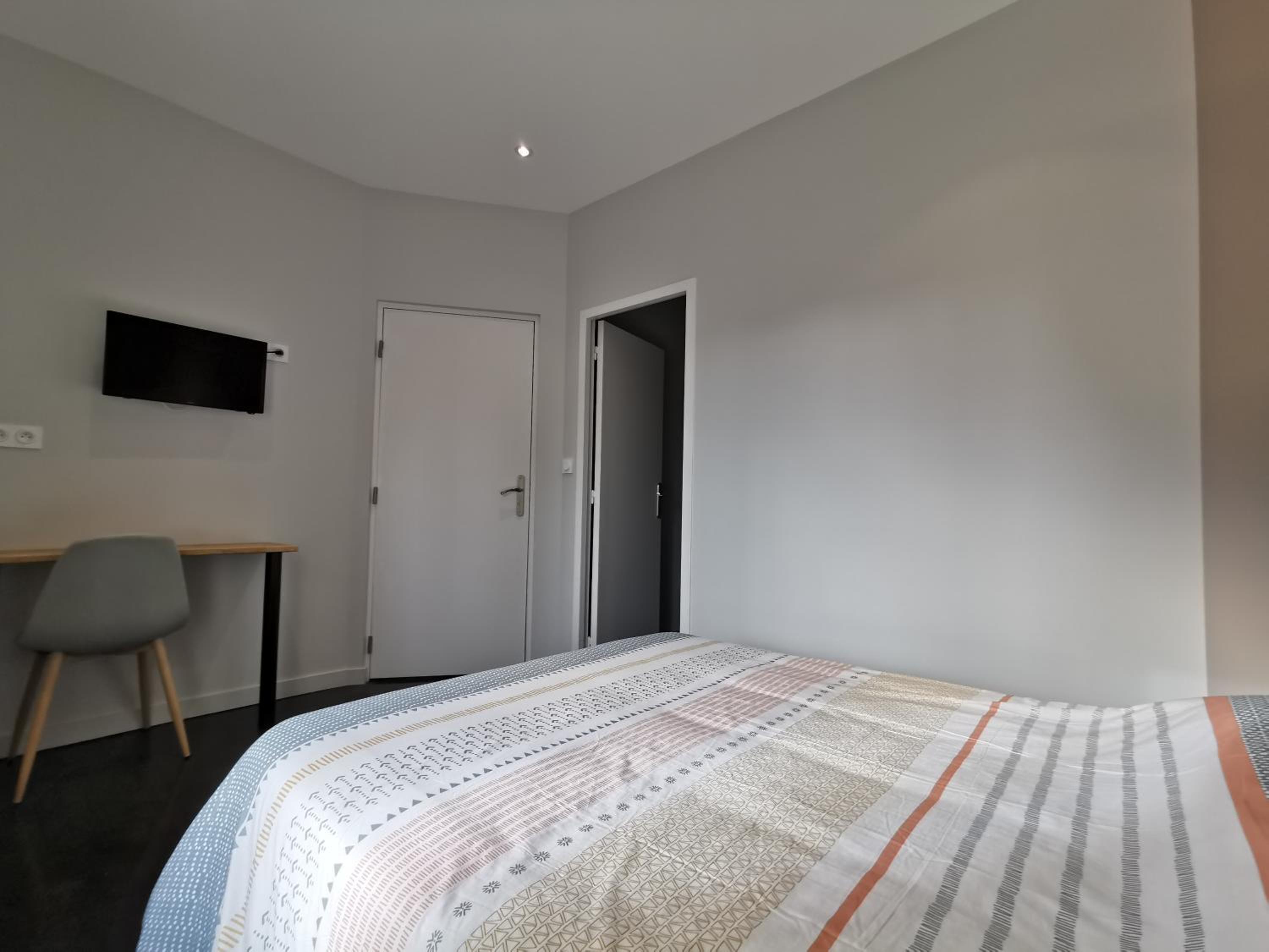 Double Room with Private Bathroom - Photo 2