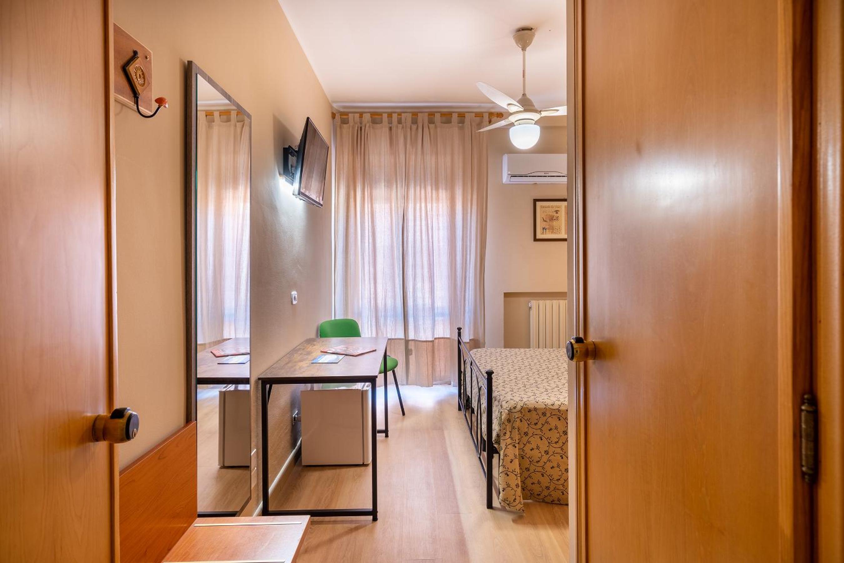 Double Room - Photo 8