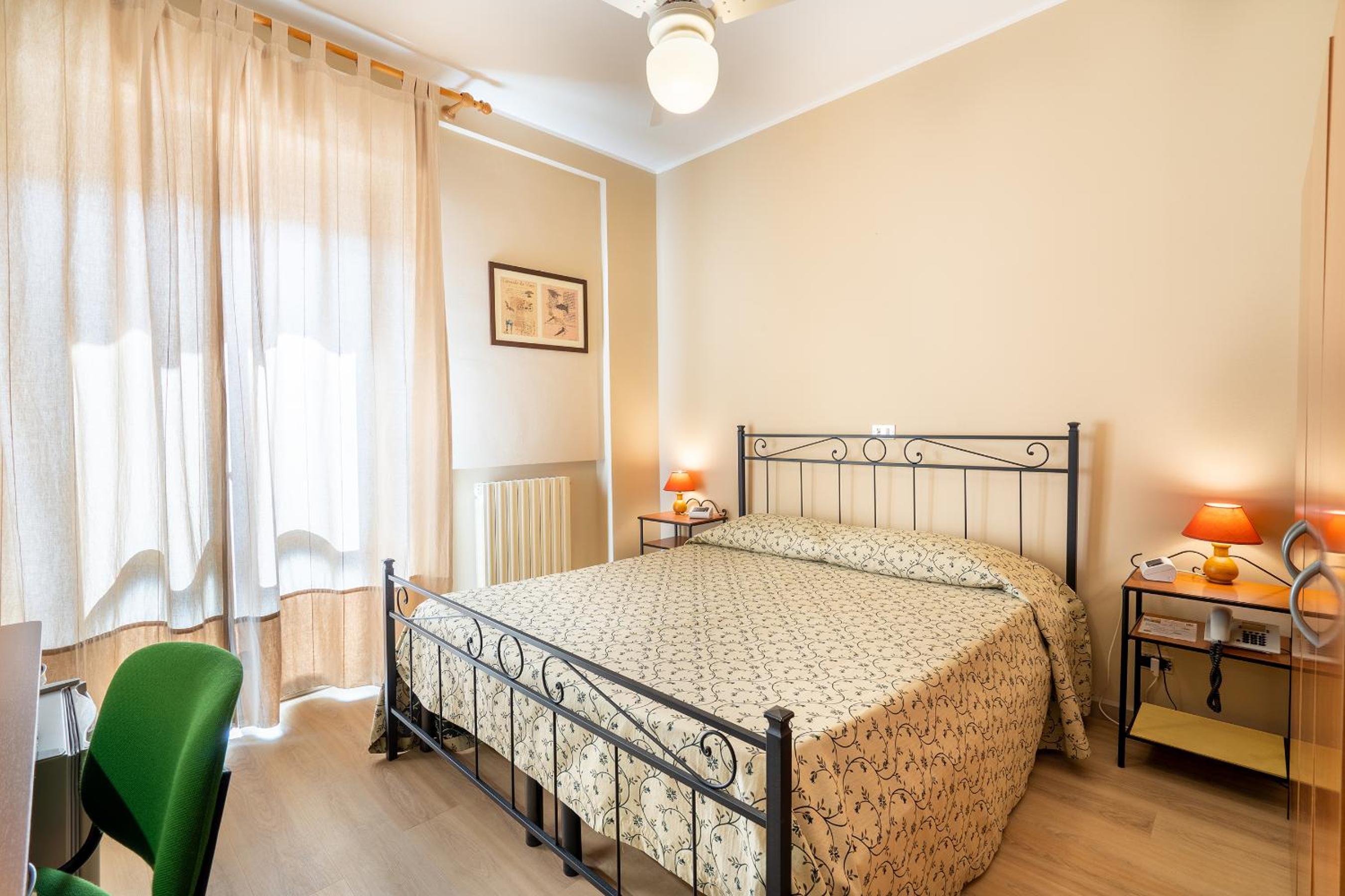 Double Room - Photo 12