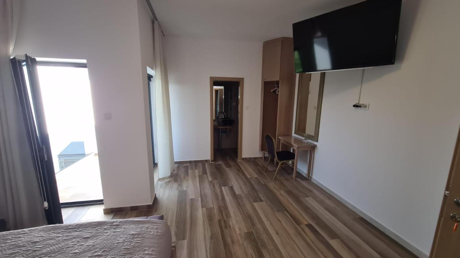Deluxe Double Room with Balcony - Photo 4