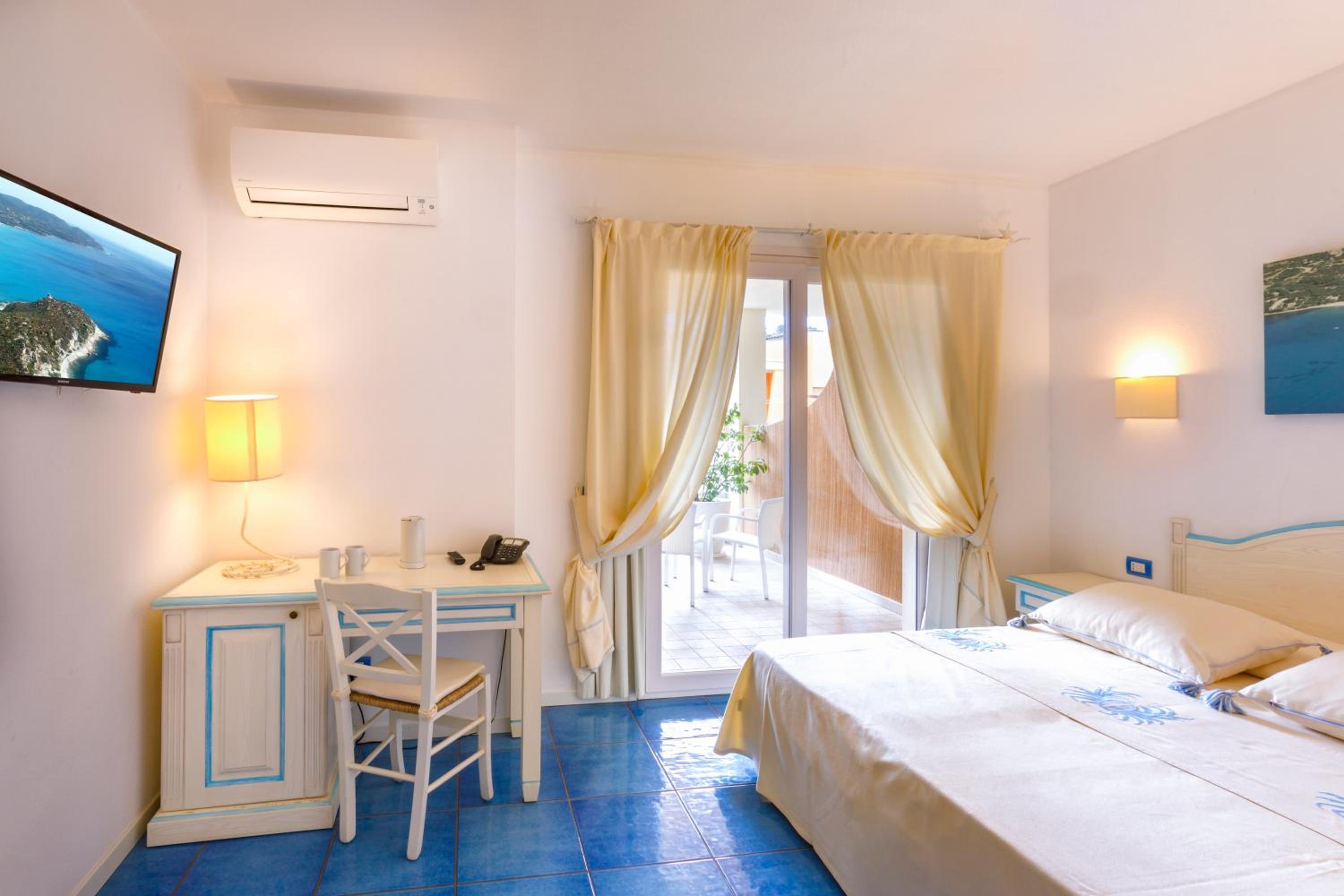 Deluxe Double Room - Photo 17