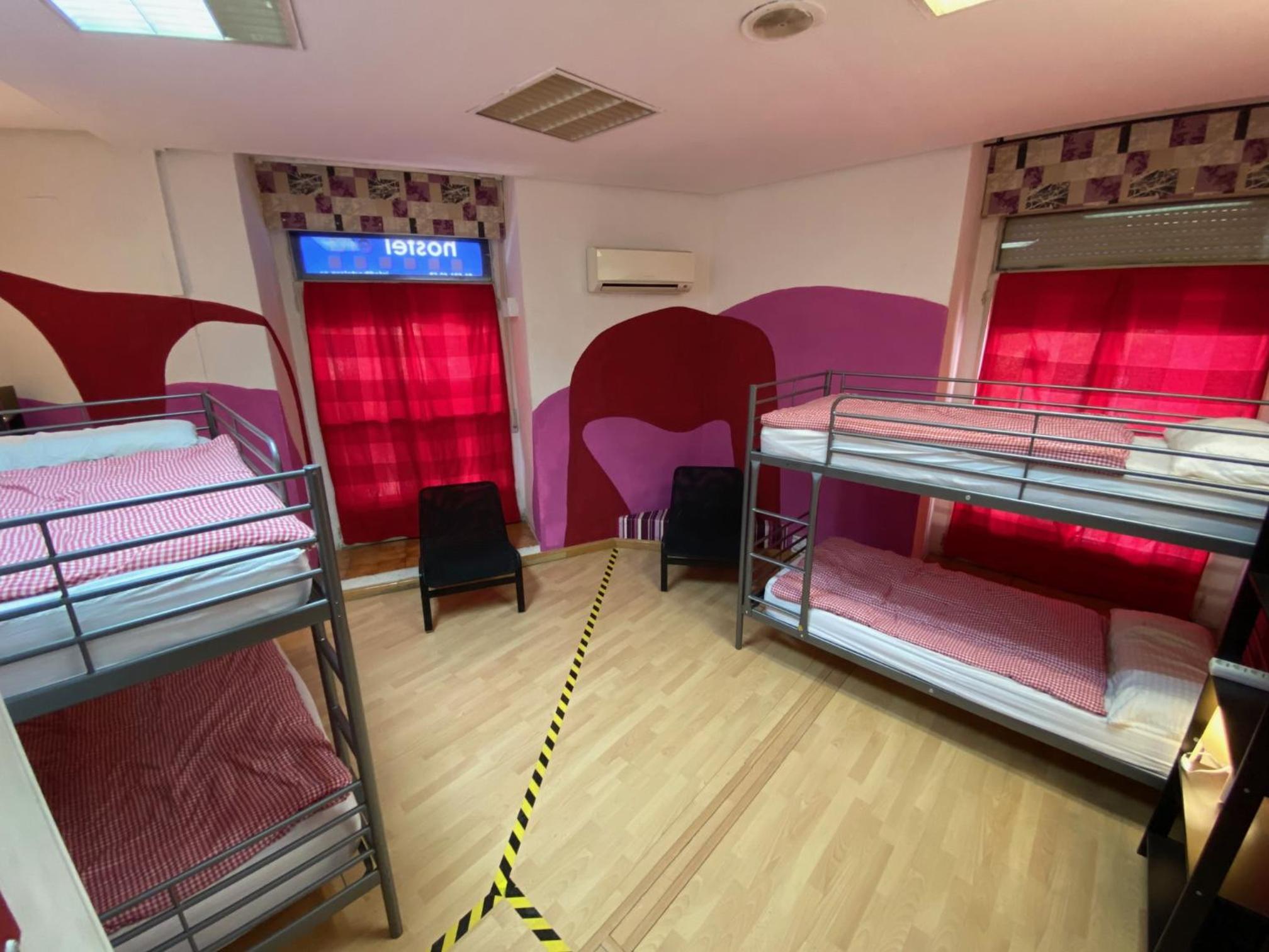 Cama en habitación compartida de 4 camas para mujeres.