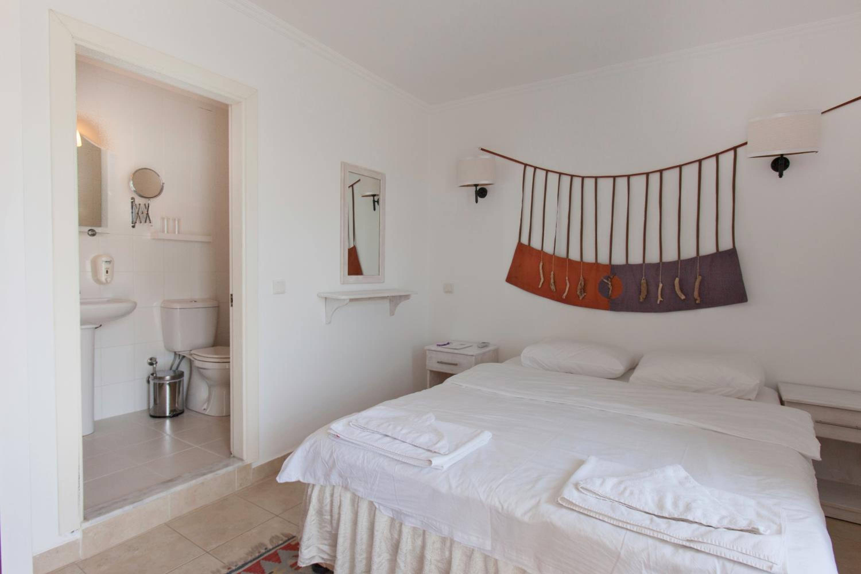 Double or Twin Room with Garden View - Photo 4