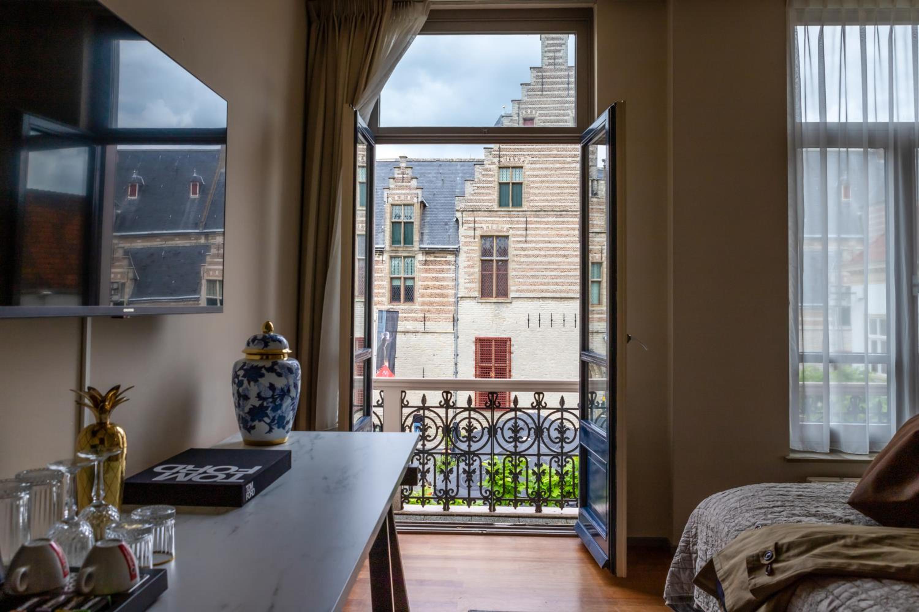 Deluxe Double Room with Balcony - Photo 6