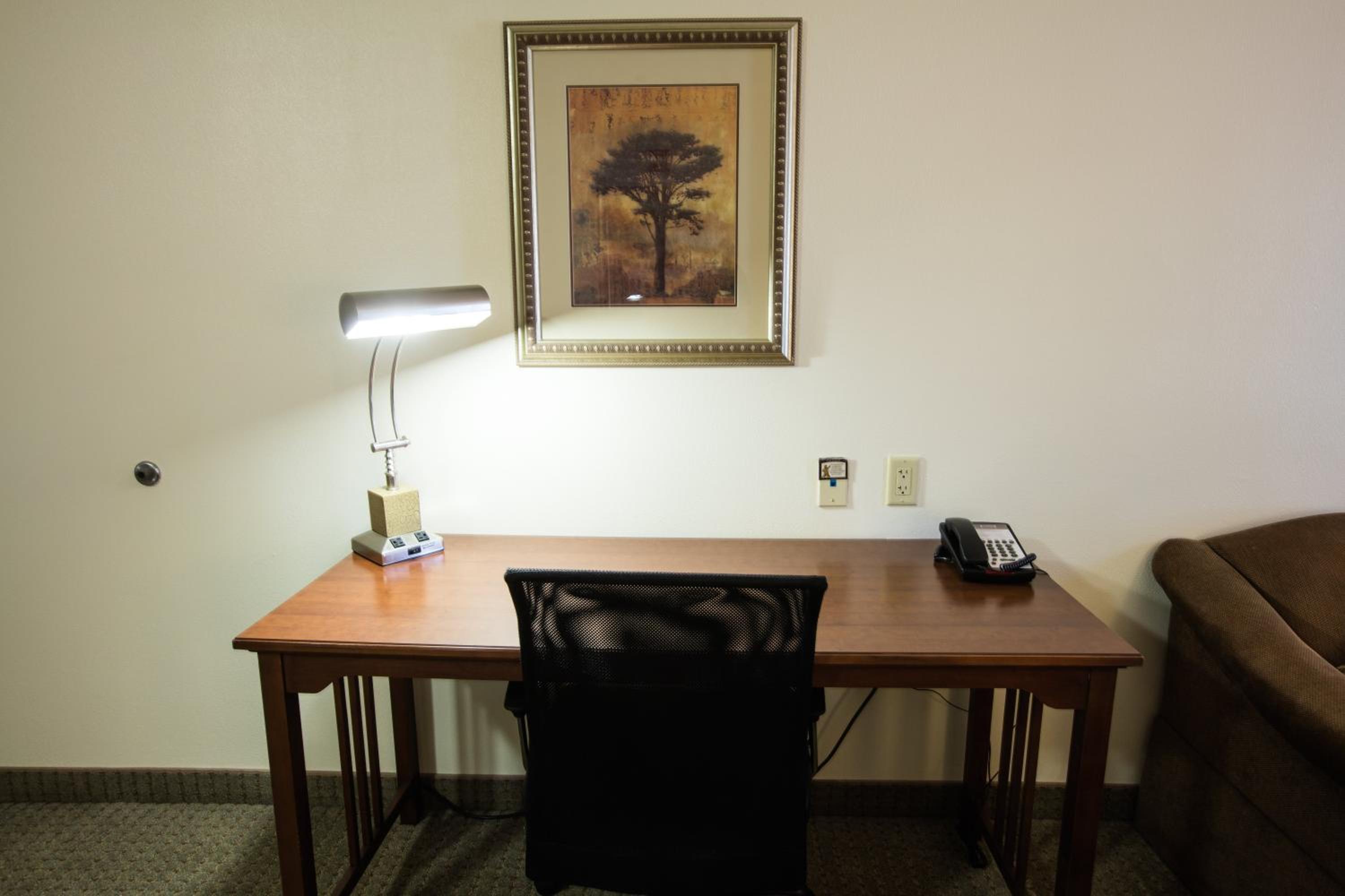 Queen Studio Suite - Photo 10
