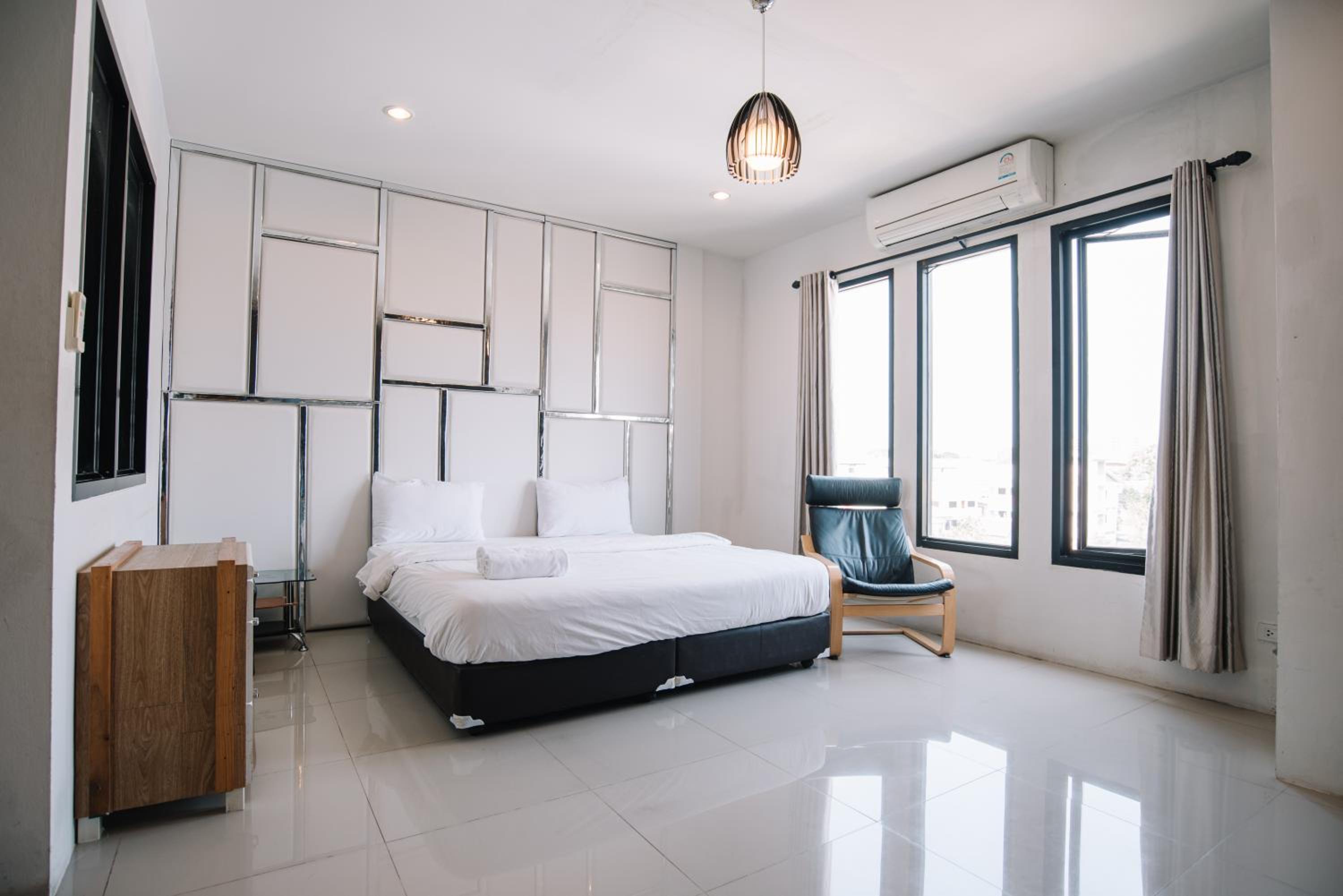 Deluxe King Room - Photo 5