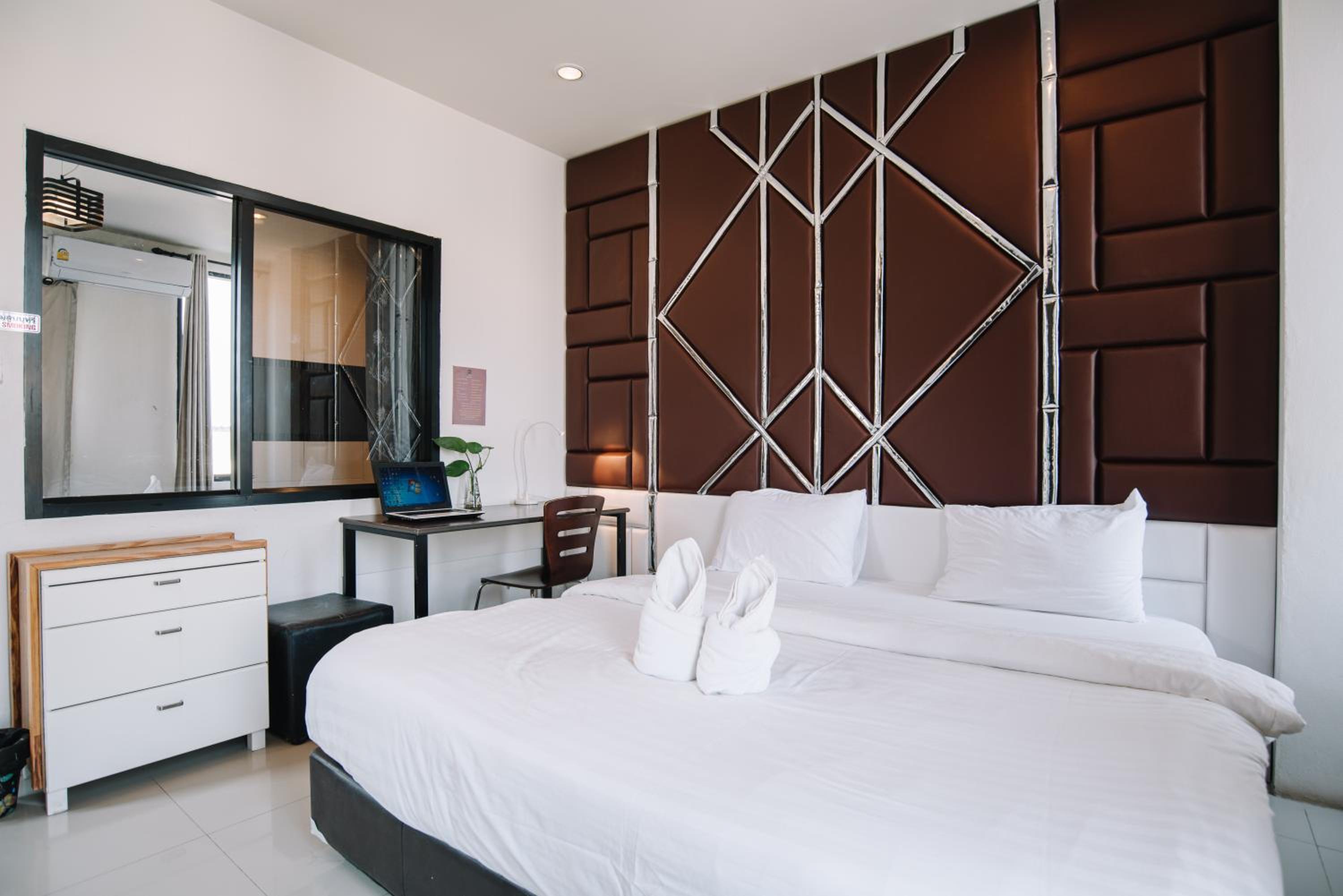 Deluxe King Room - Photo 17