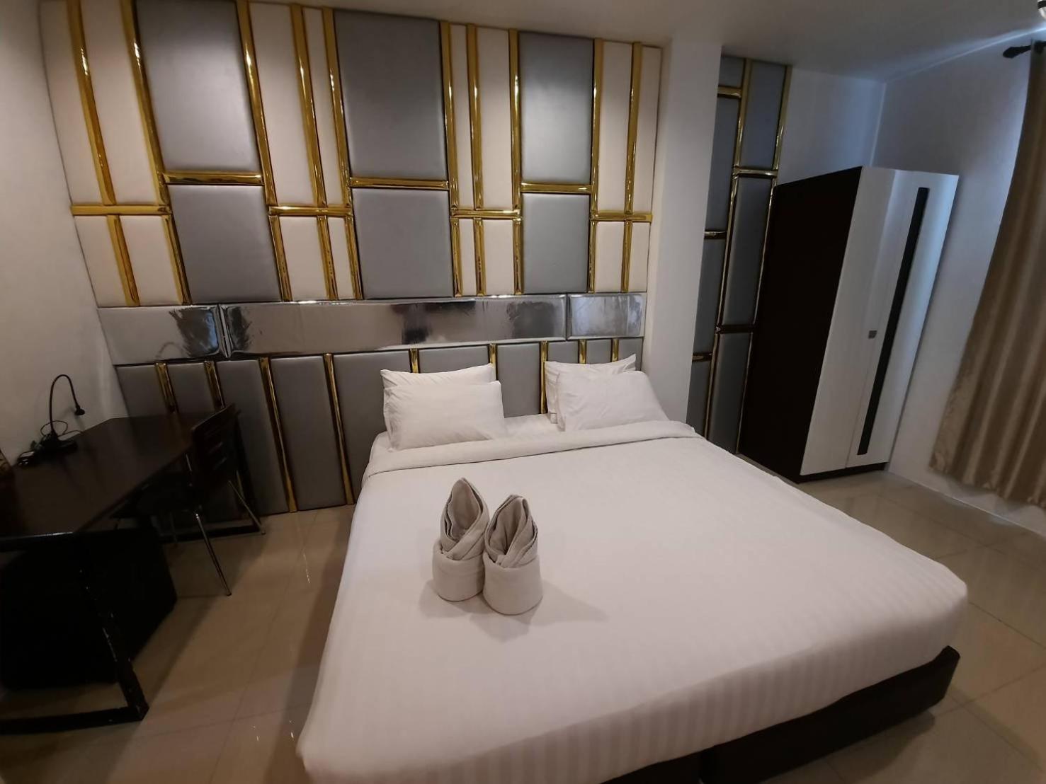 Deluxe King Room - Photo 16