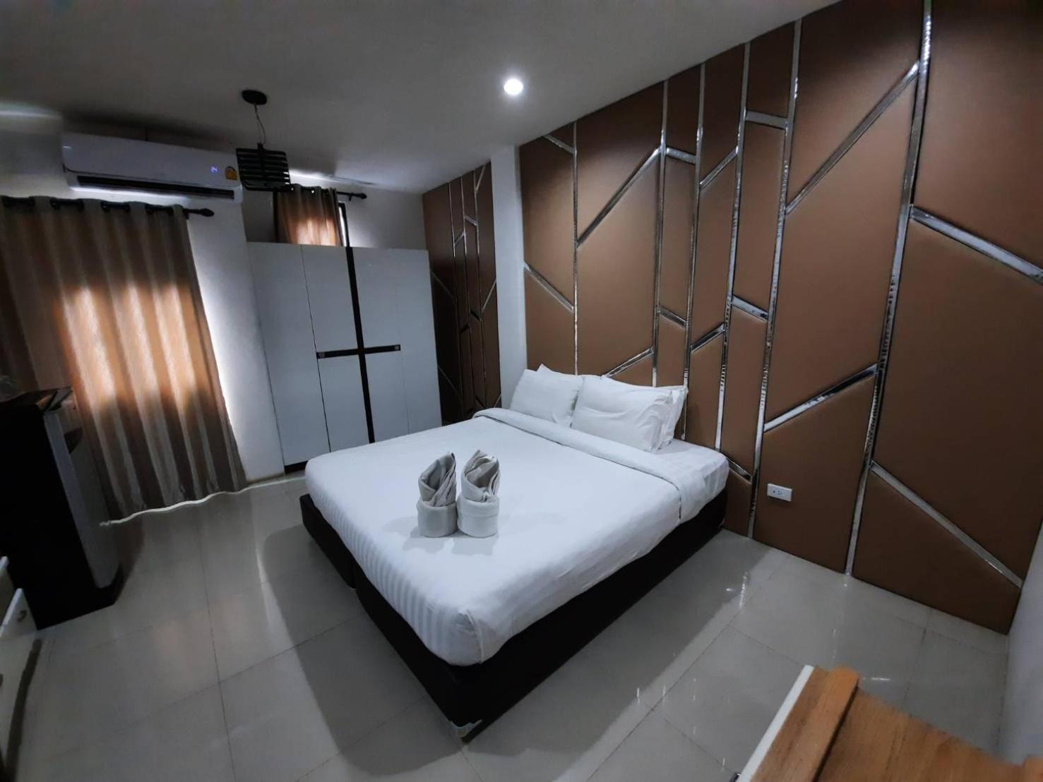 Deluxe King Room - Photo 15