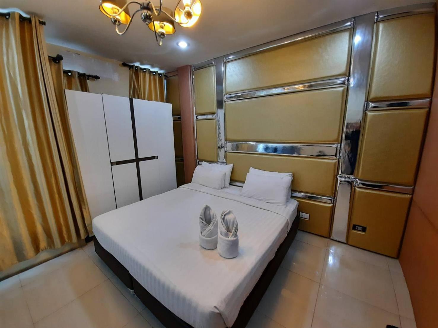 Deluxe King Room - Photo 10