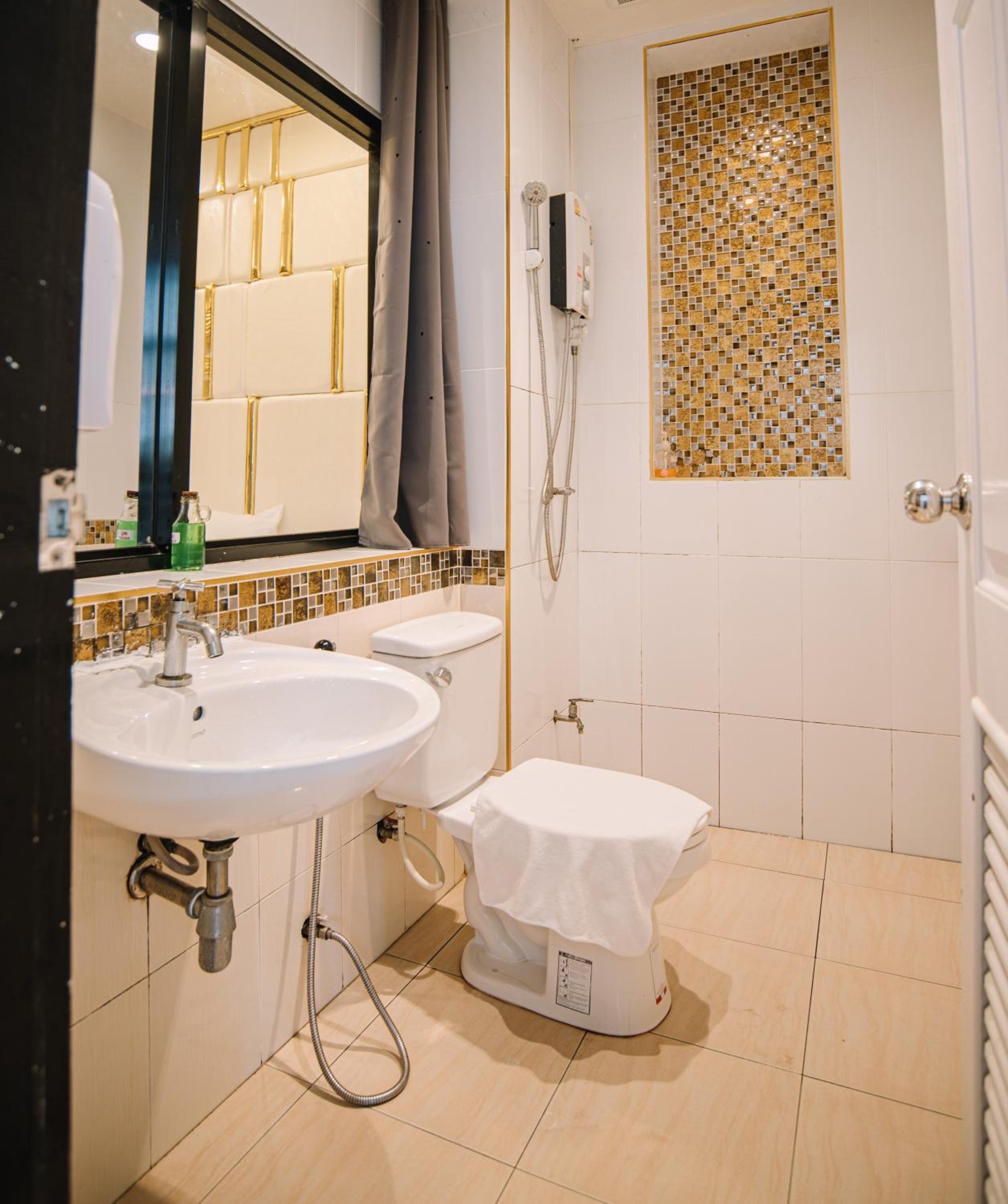 Deluxe King Room - Photo 21