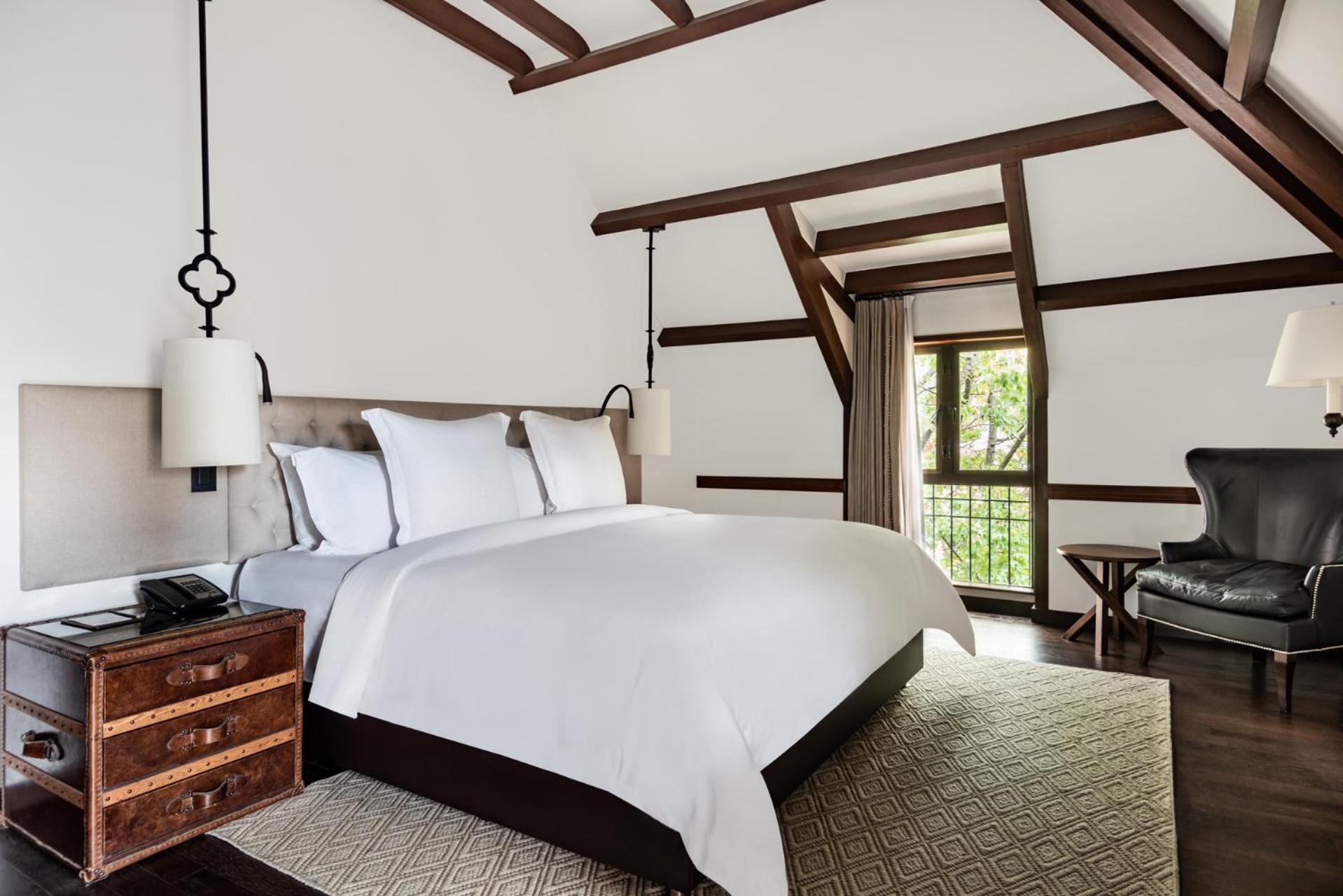One-Bedroom Suite with Balcony - Photo 4