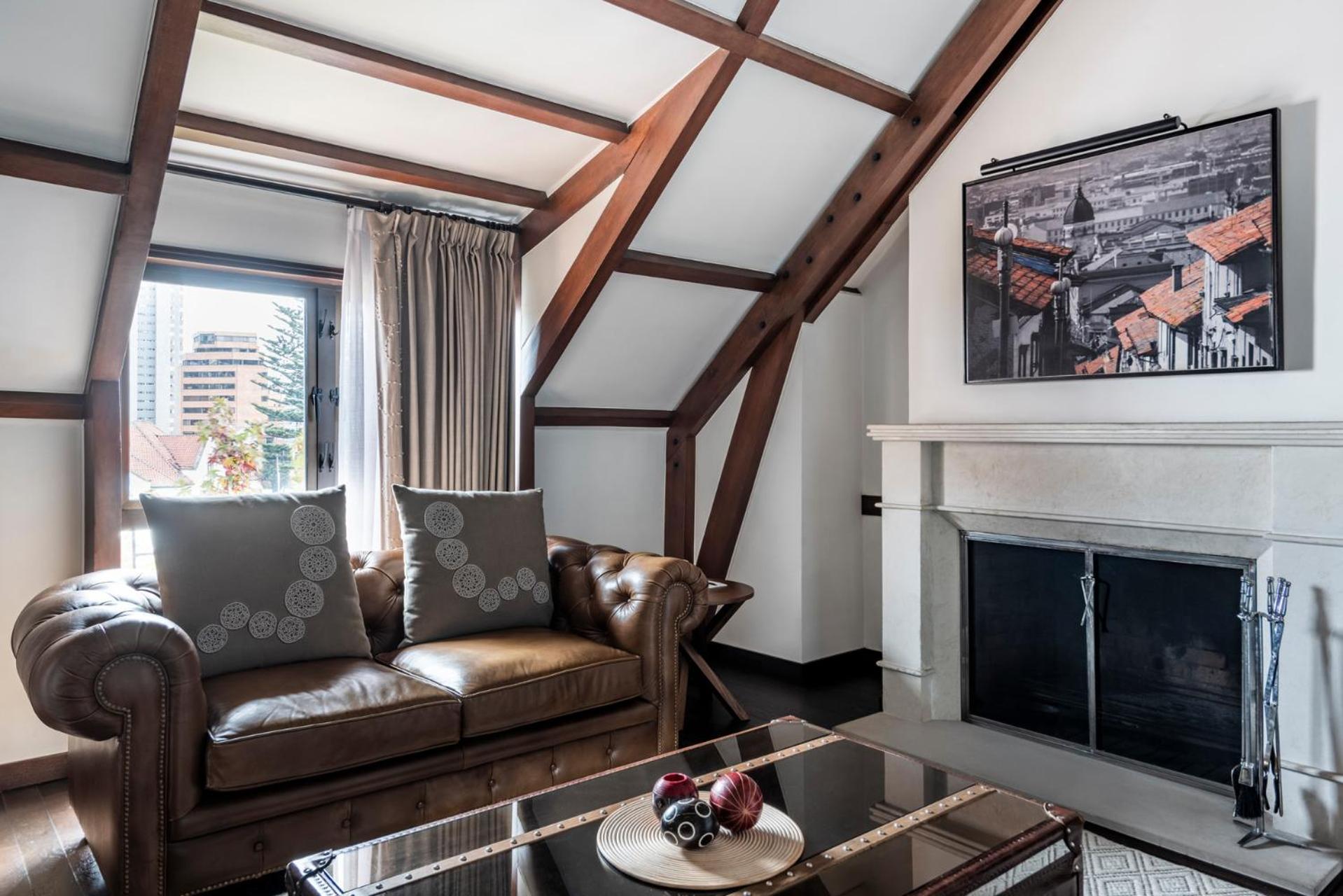 One-Bedroom Suite with Fireplace - Photo 4