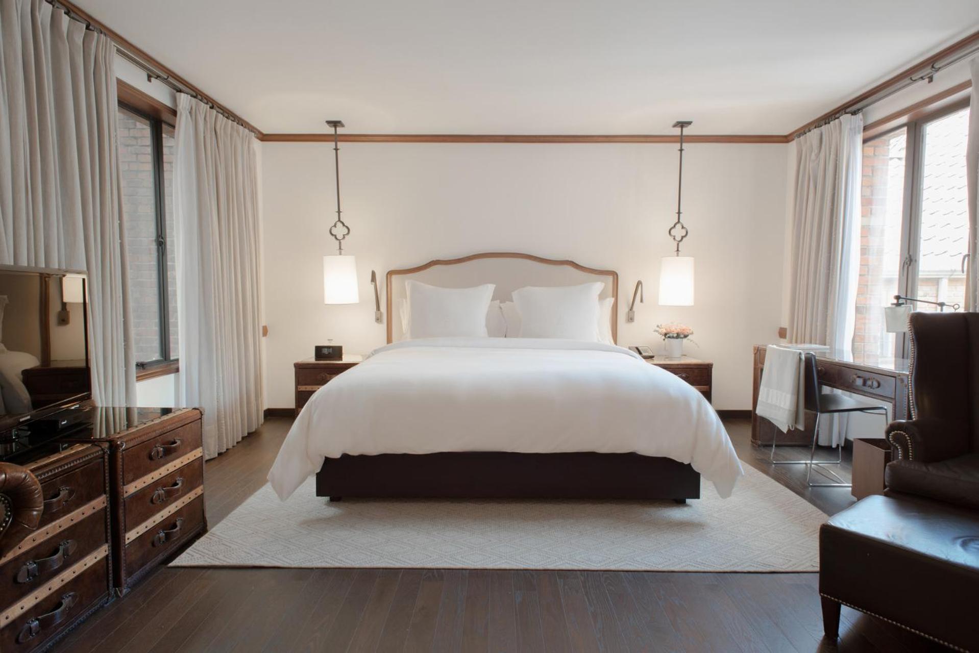 Grand Premier Room with Fireplace - Photo 4