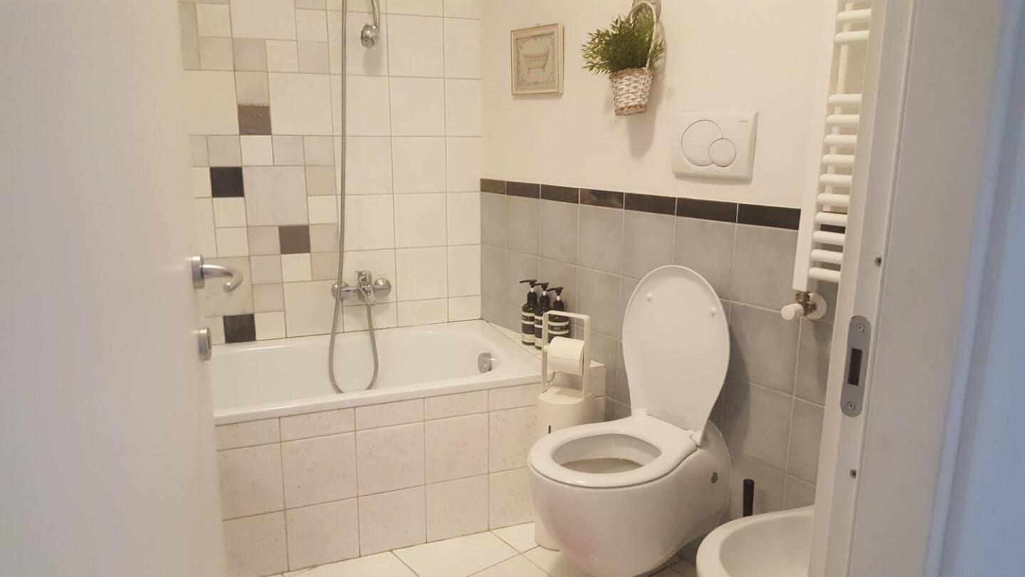 Double Room with Shared Bathroom photo 3