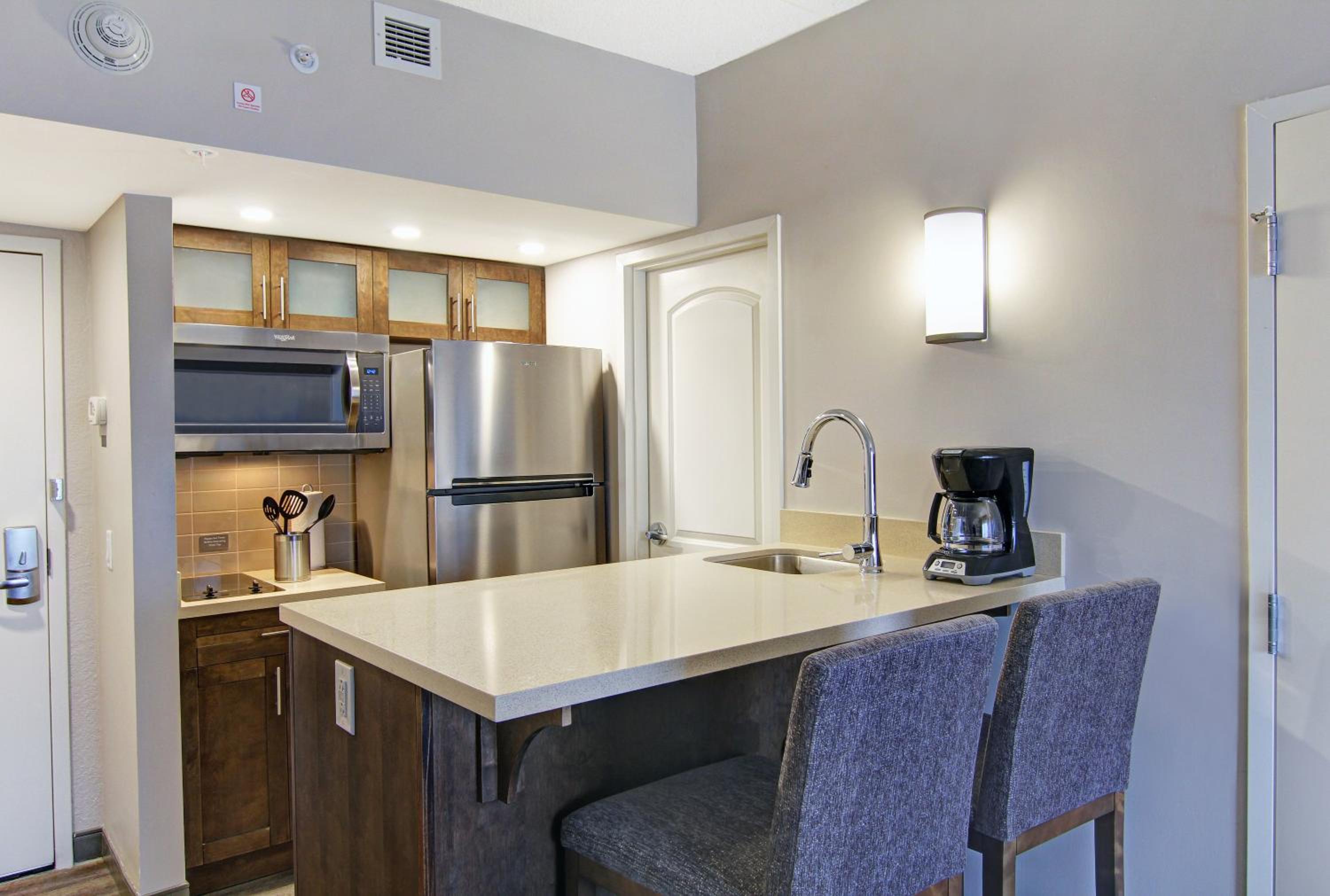 Two-Bedroom Suite with One King, Two Queen and Sofa Bed - Photo 2