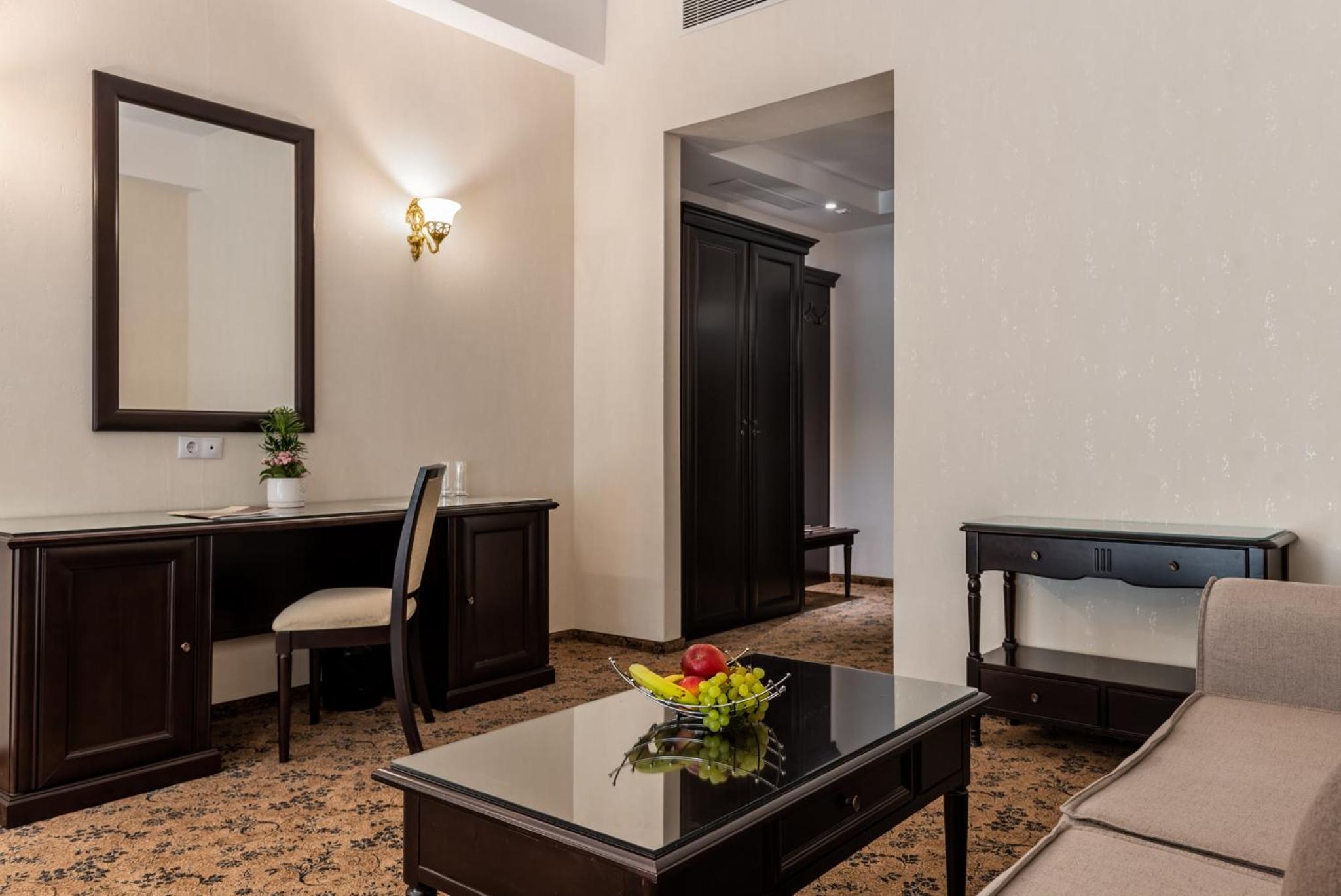 Suite - Photo 3
